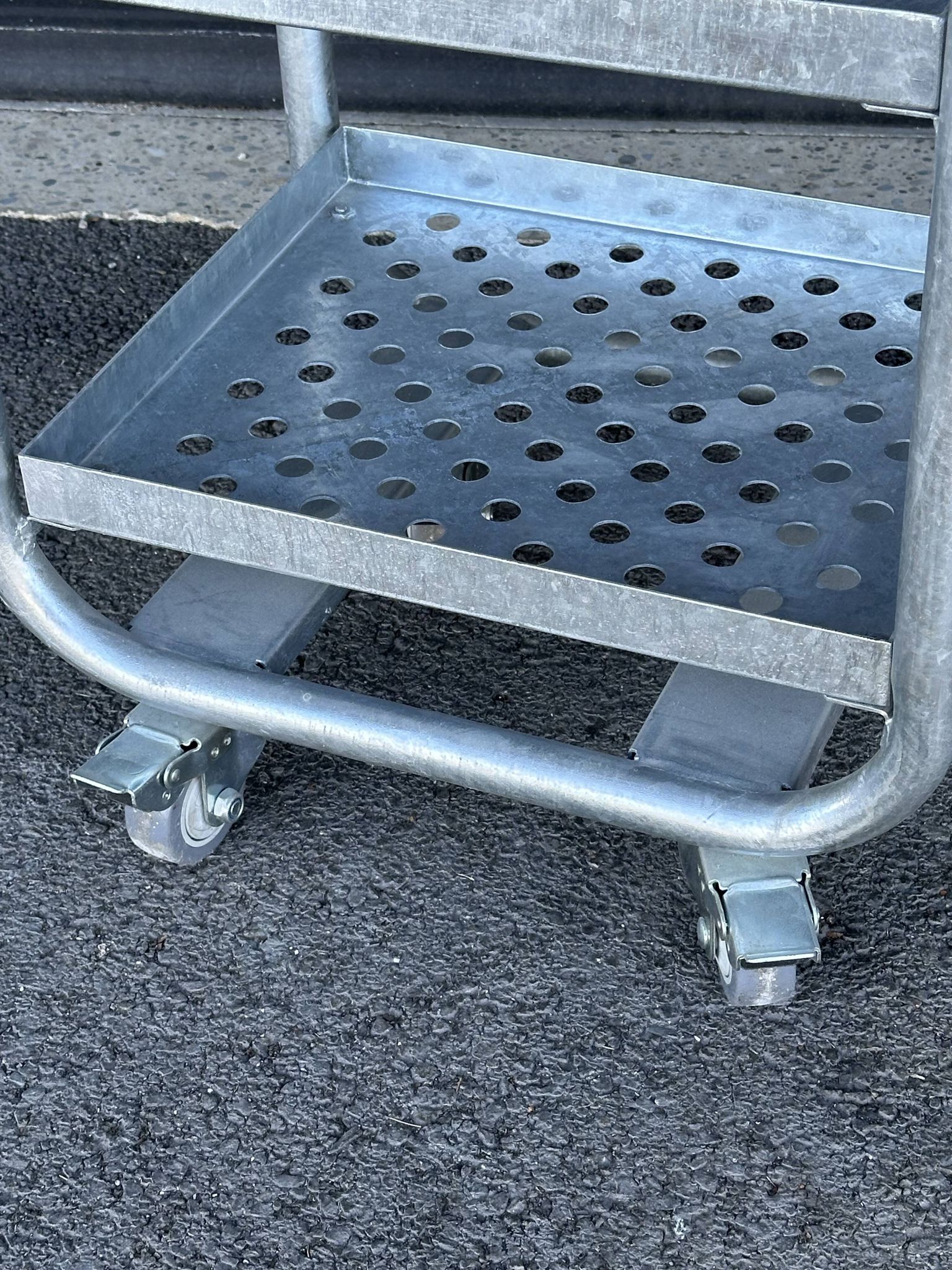 Desserte à roulettes à 4 plateaux perforés en métal galvanisé