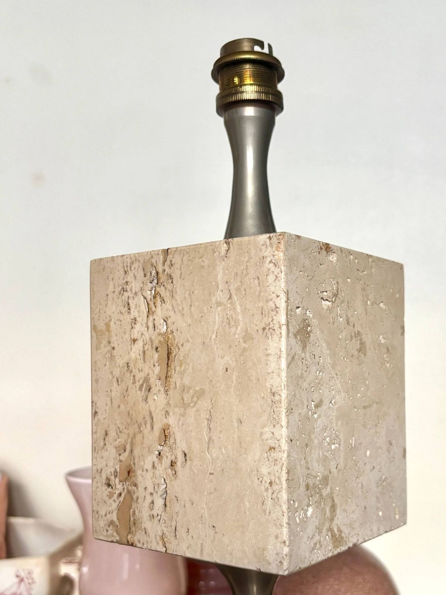 Pied de lampe en travertin par Philippe Barbier, 1970
