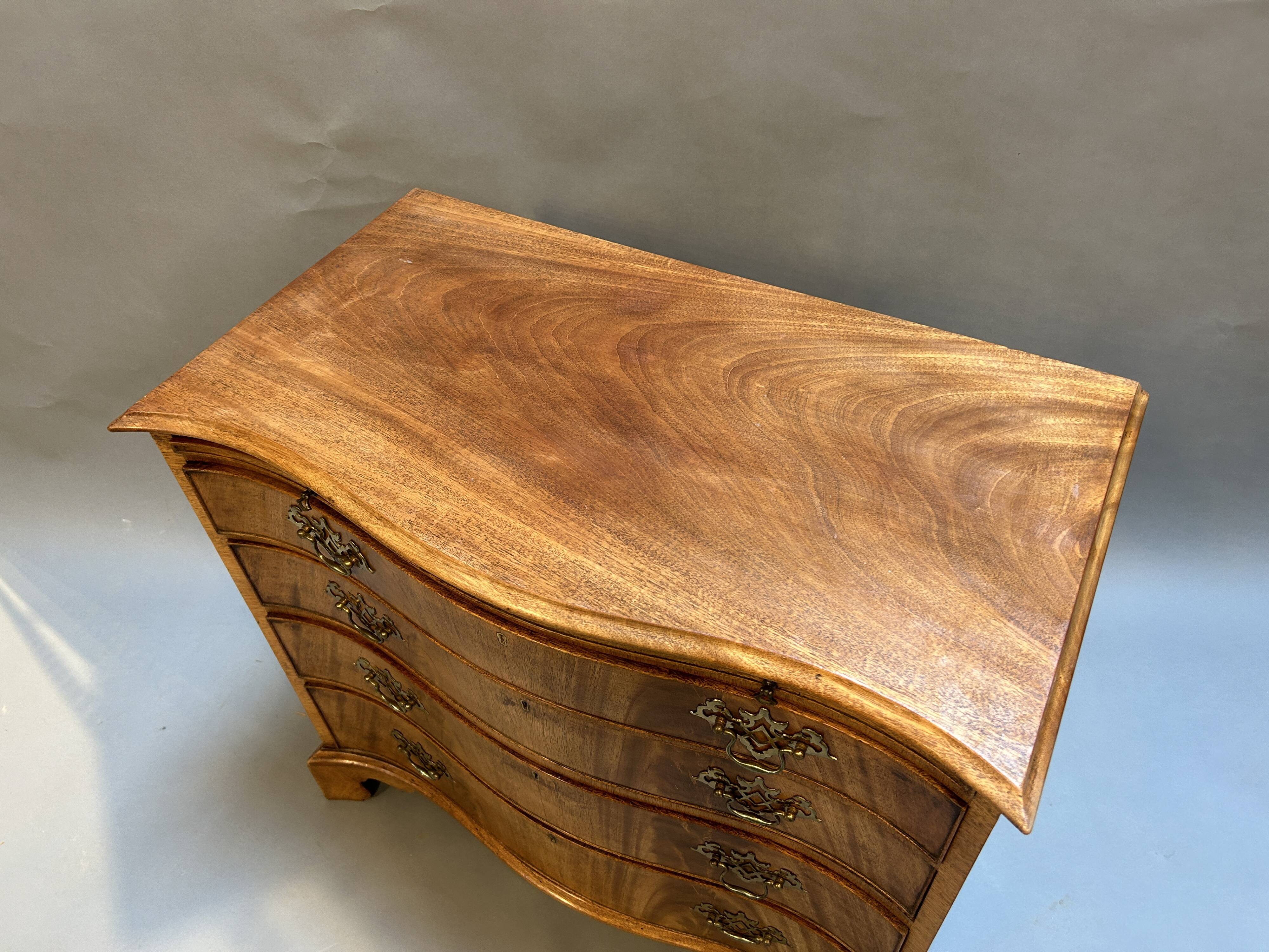 C19th Mahogany Chest Of Drawers Of Serpentine Outline