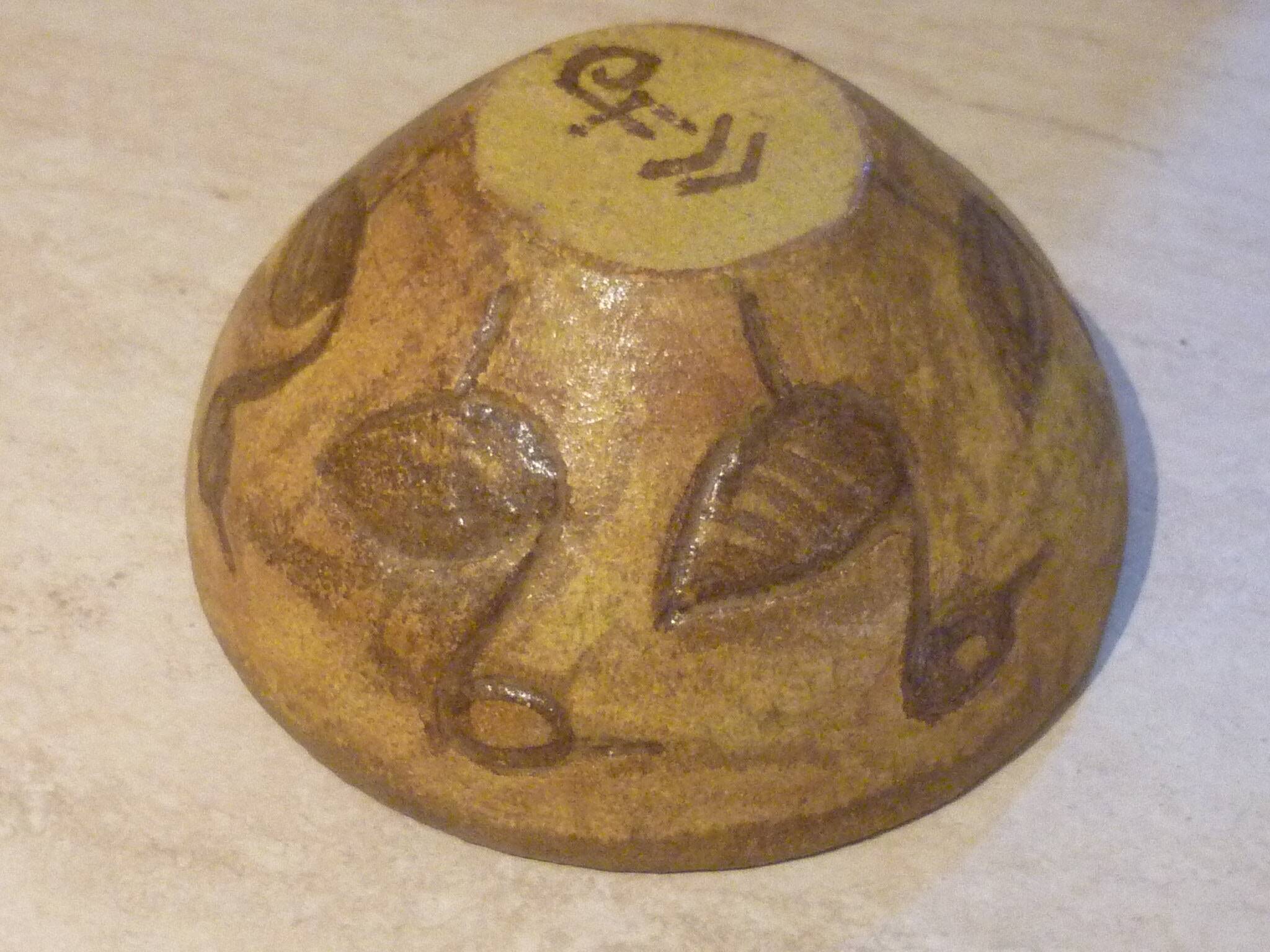 Chamotte clay bowl with bird decoration