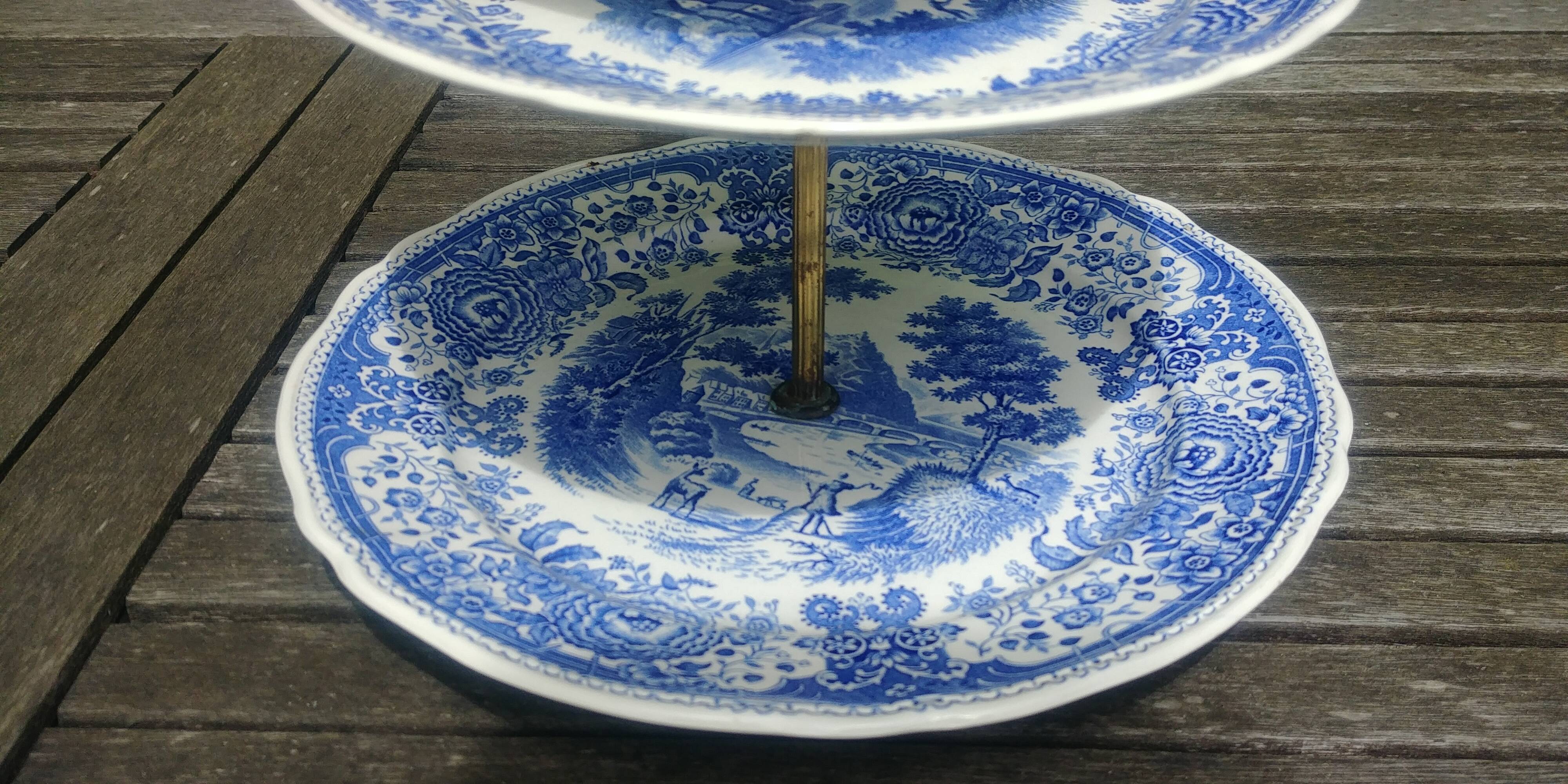 Servant dish with 3 floors in porcelain from Villeroy & Boch model Burgenland blue