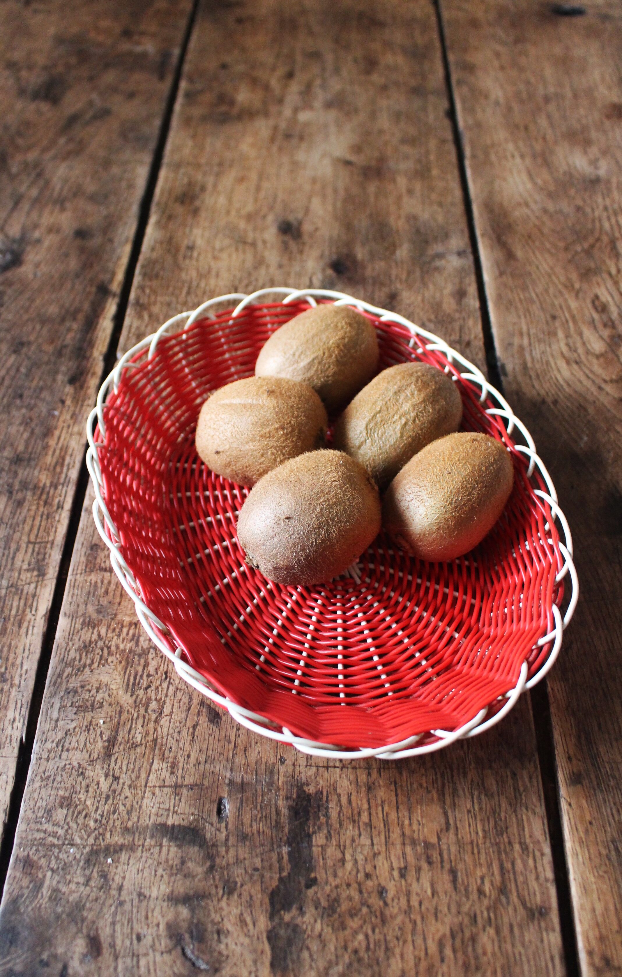 Vintage scoubidou white red basket