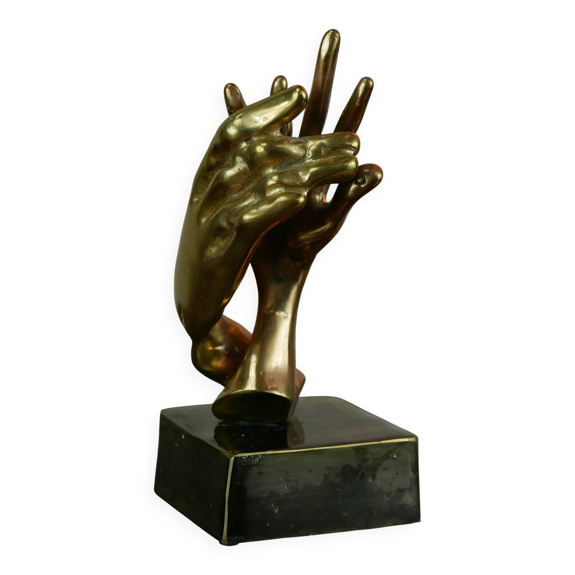 sculpture de mains entrelacées en bronze doré, signée Lohé.