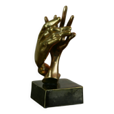 sculpture de mains entrelacées en bronze doré, signée Lohé.