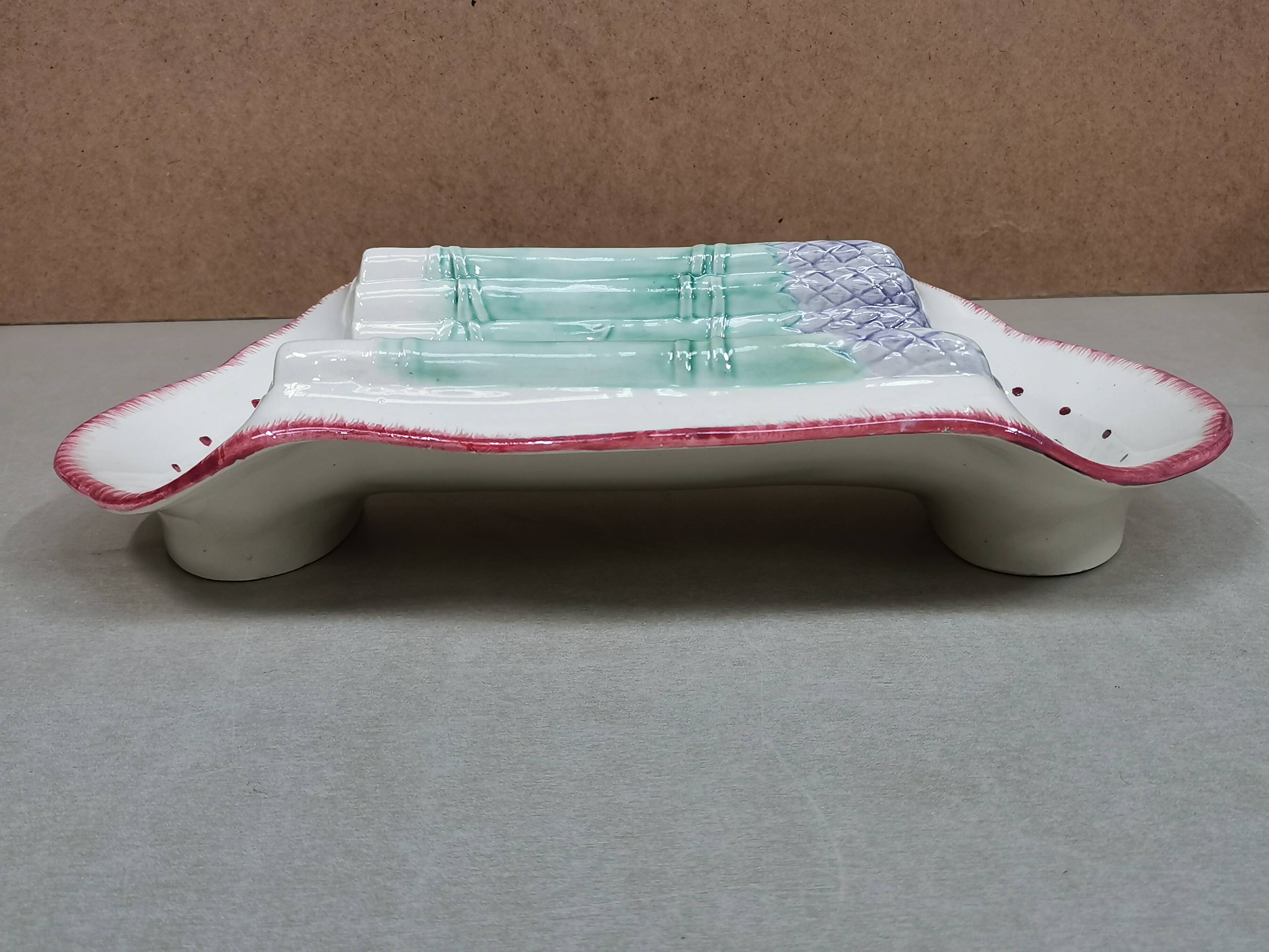 Plat et assiettes barbotine , service à asperges en faience de longchamp