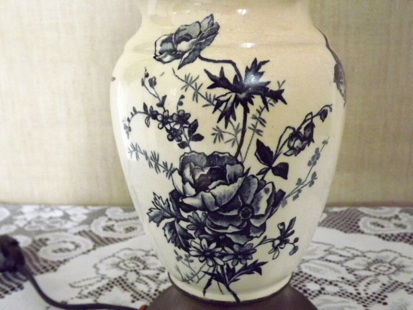 Lampe de table en porcelaine et laiton