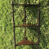 Corner shelf on feet