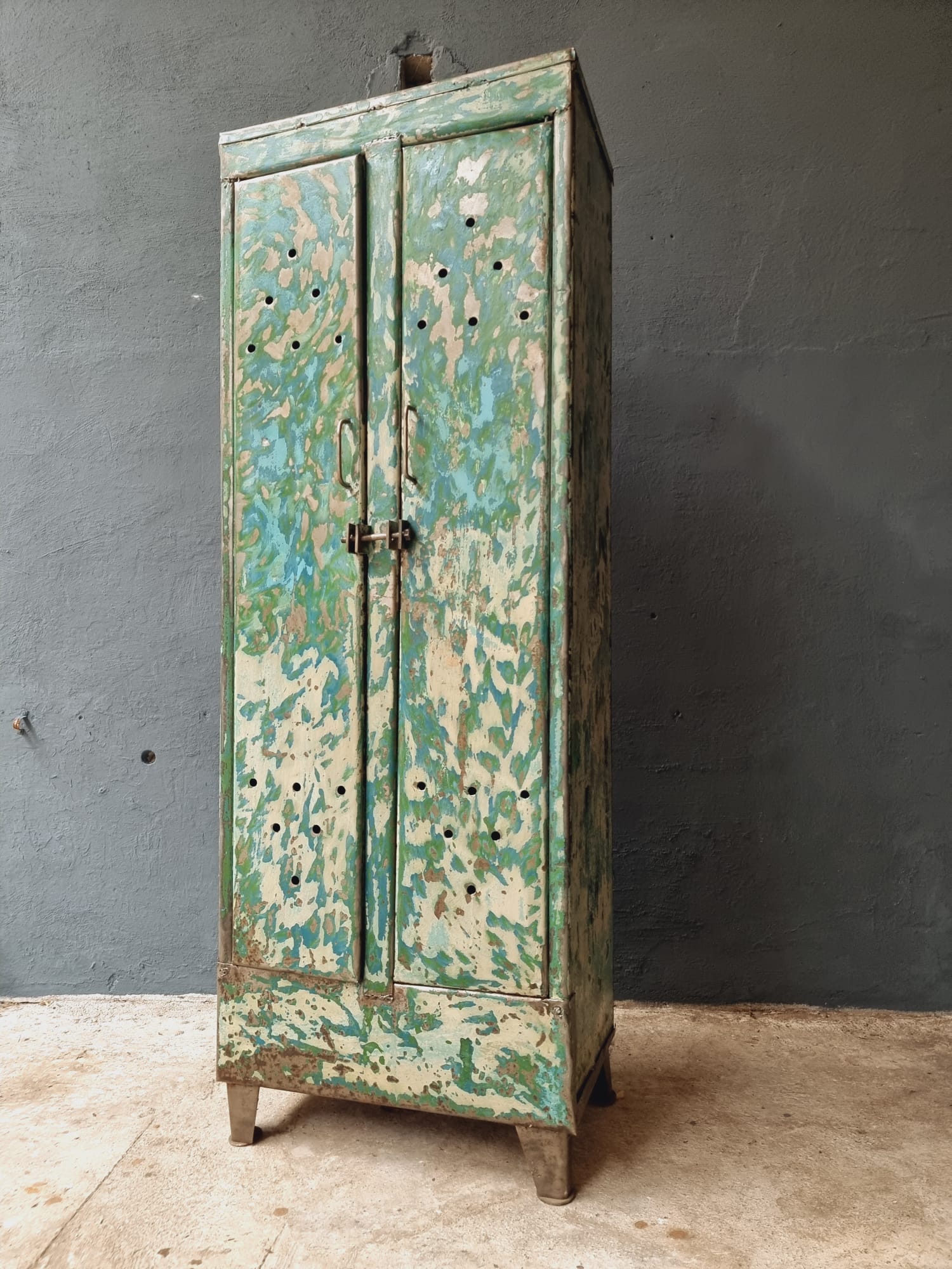 Armoire industrielle casier