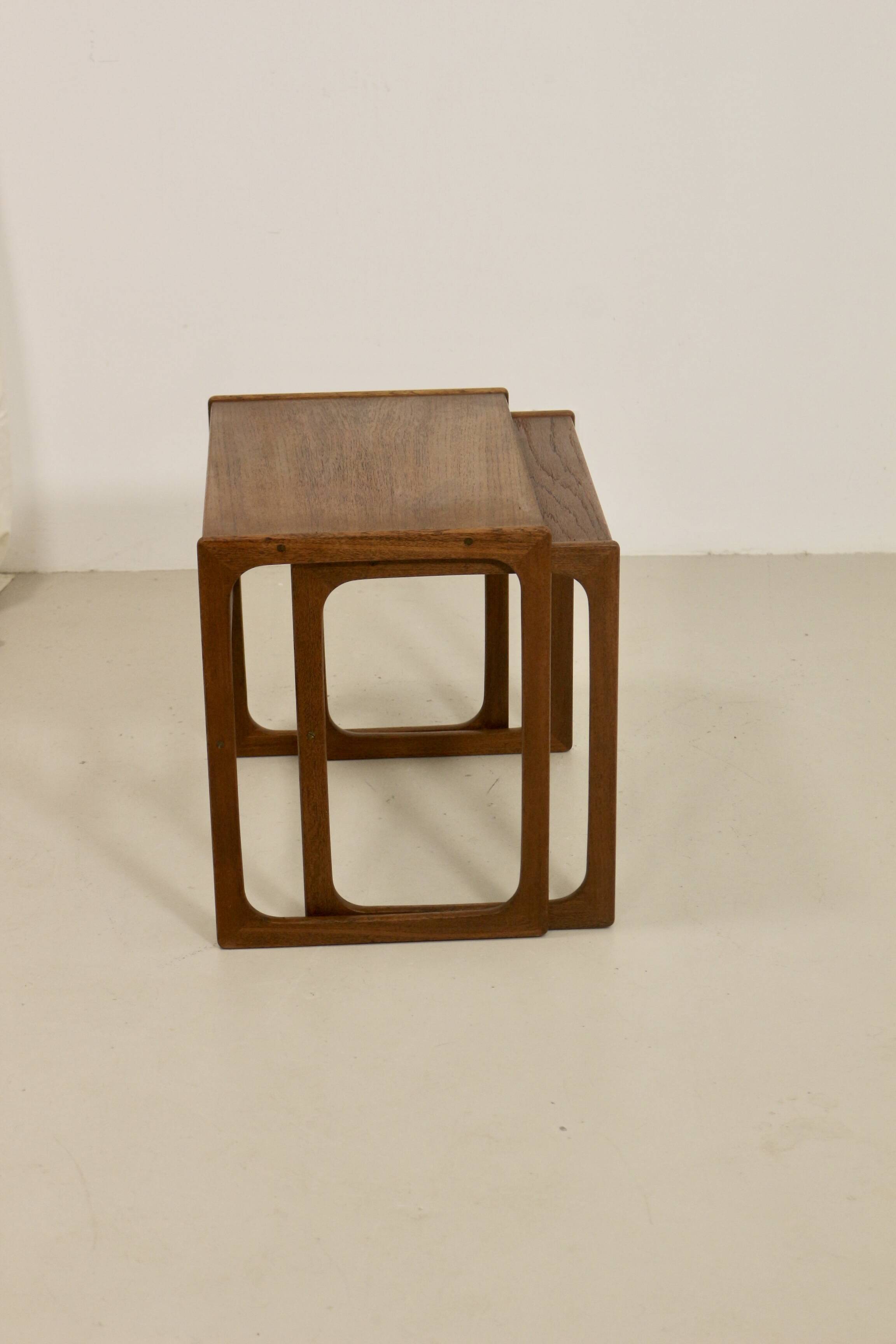 Scandinavian nesting tables rn teak year 60. Ref twiny.