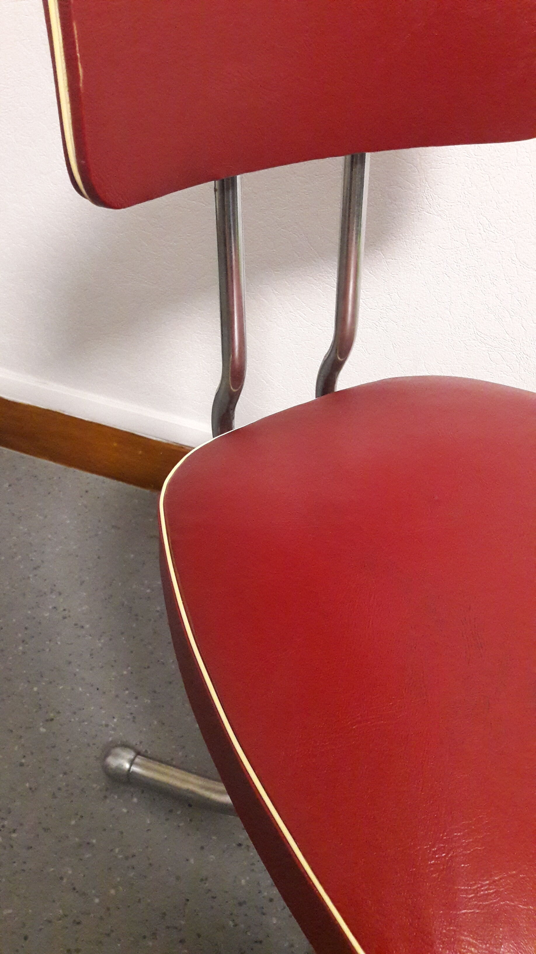Chaise pivotante skaï bordeau 1960
