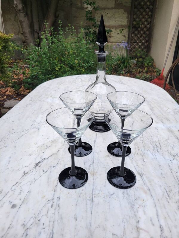4 verres à cocktail et carafe assortie