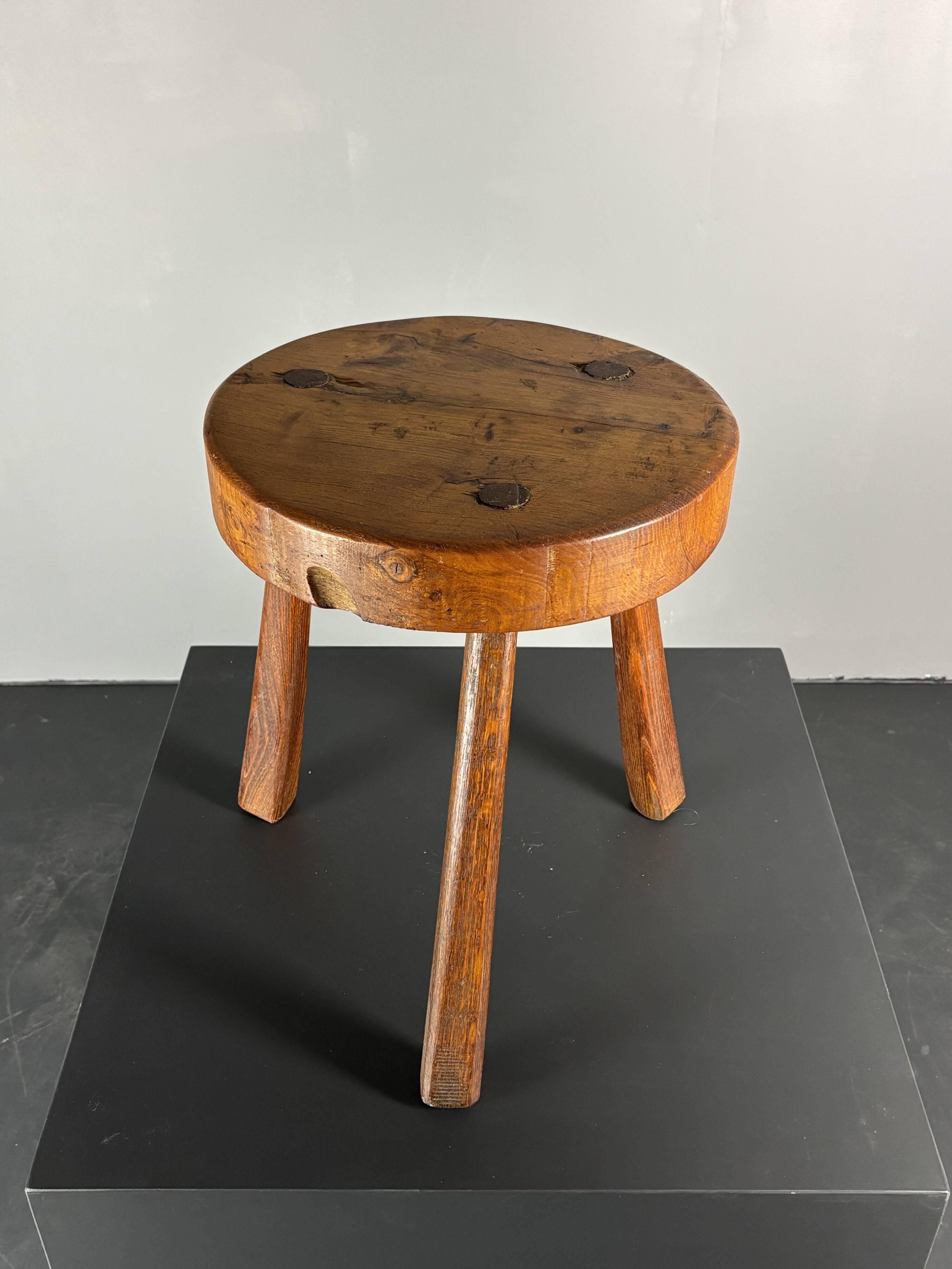 Tabouret de ferme rustique français massif de style brutaliste des années 1950
