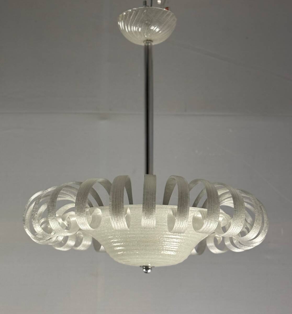 Venetian Chandelier in Iridescent White Murano Glass, Circa 1930