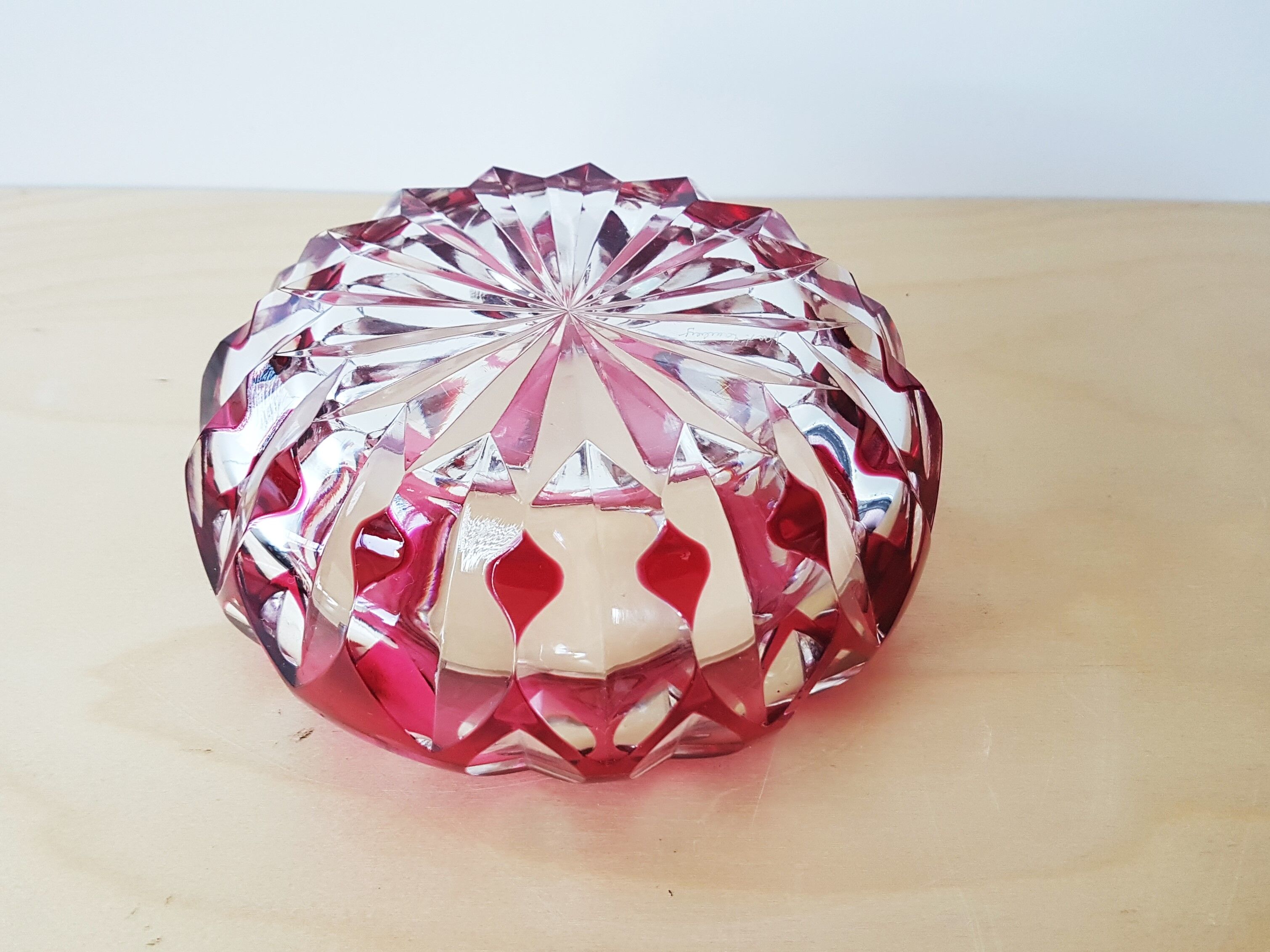 Cendrier Val Saint Lambert en cristal taillé doublé rouge-rose