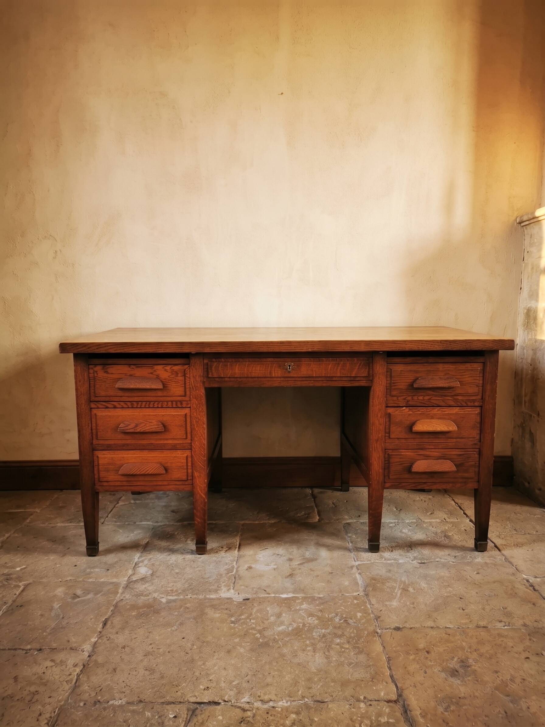 Grand bureau ancien