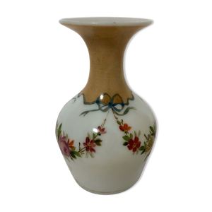 Vase en opaline 19 eme decor floral style Louis XVI marquage 12 rehaut