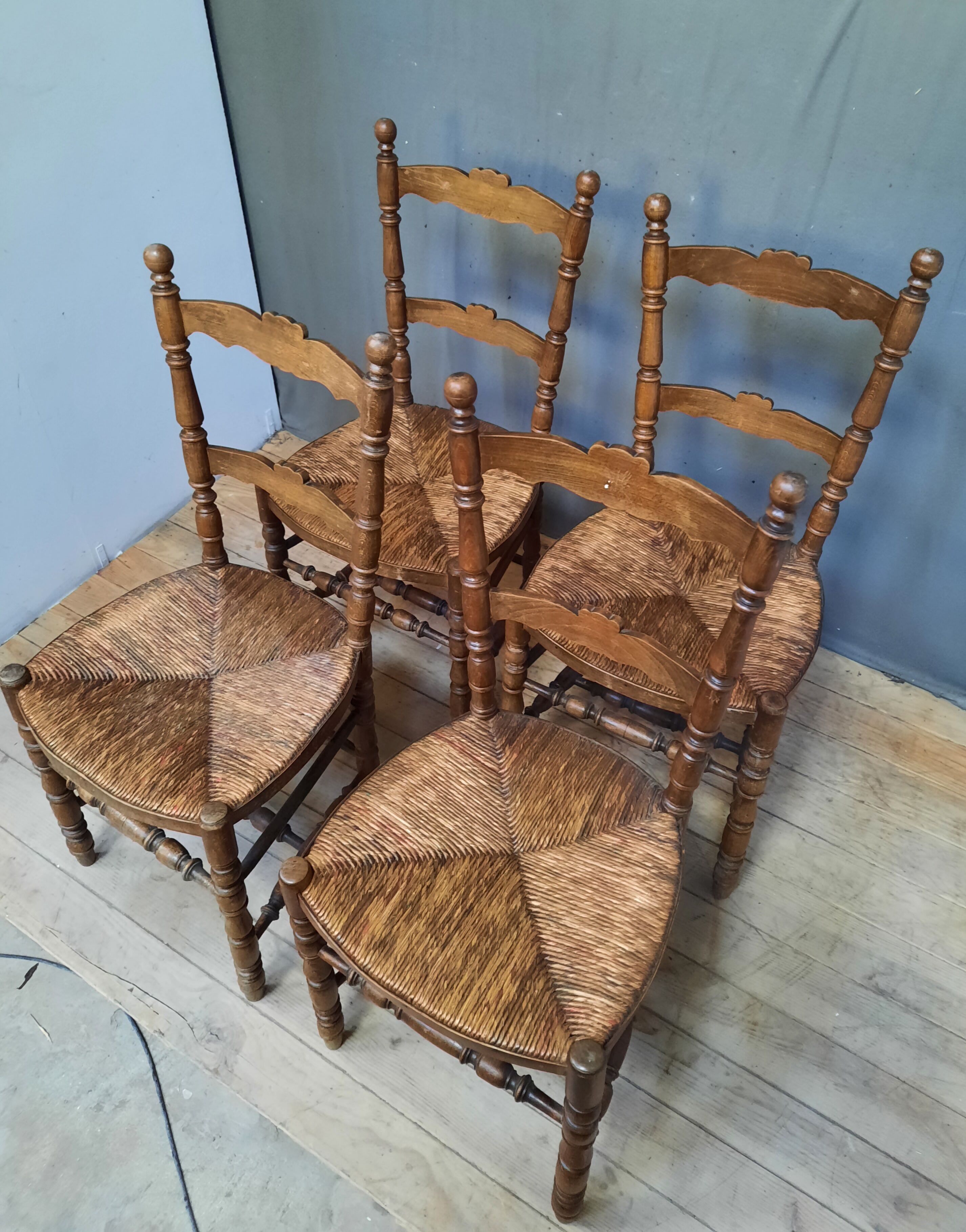 4 straw chairs with bar