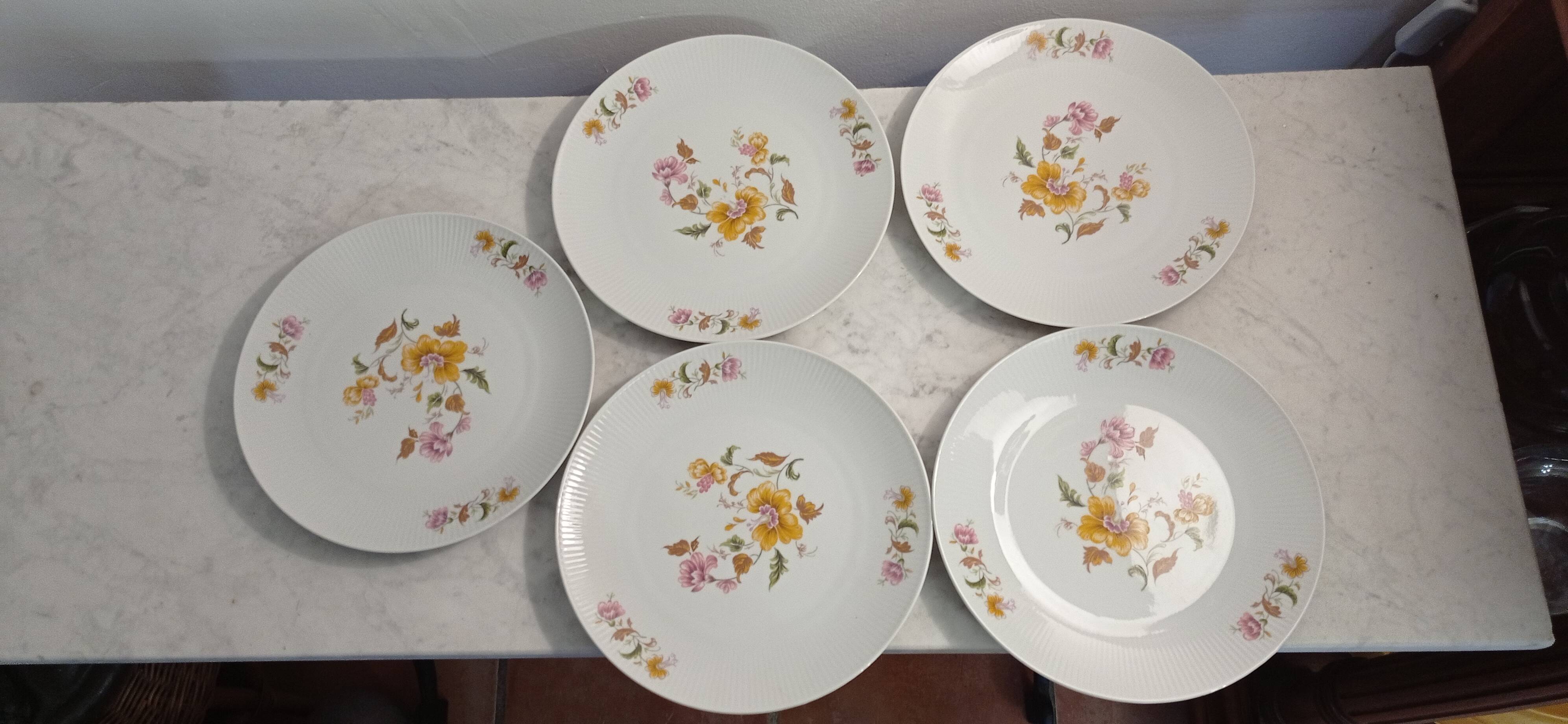 Porcelain flat plates with floral decoration