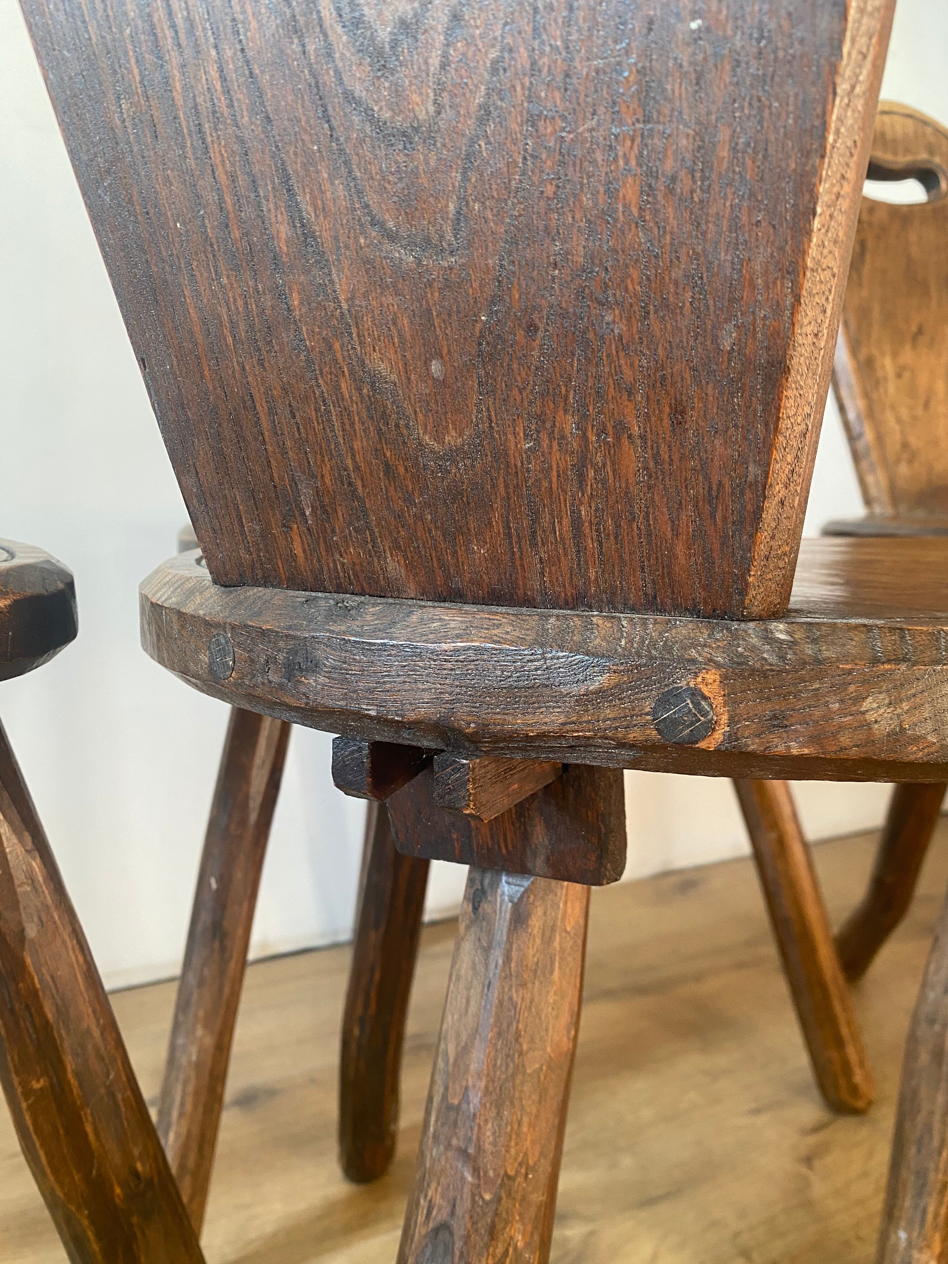 4 chaises tripode de ferme brutalistes