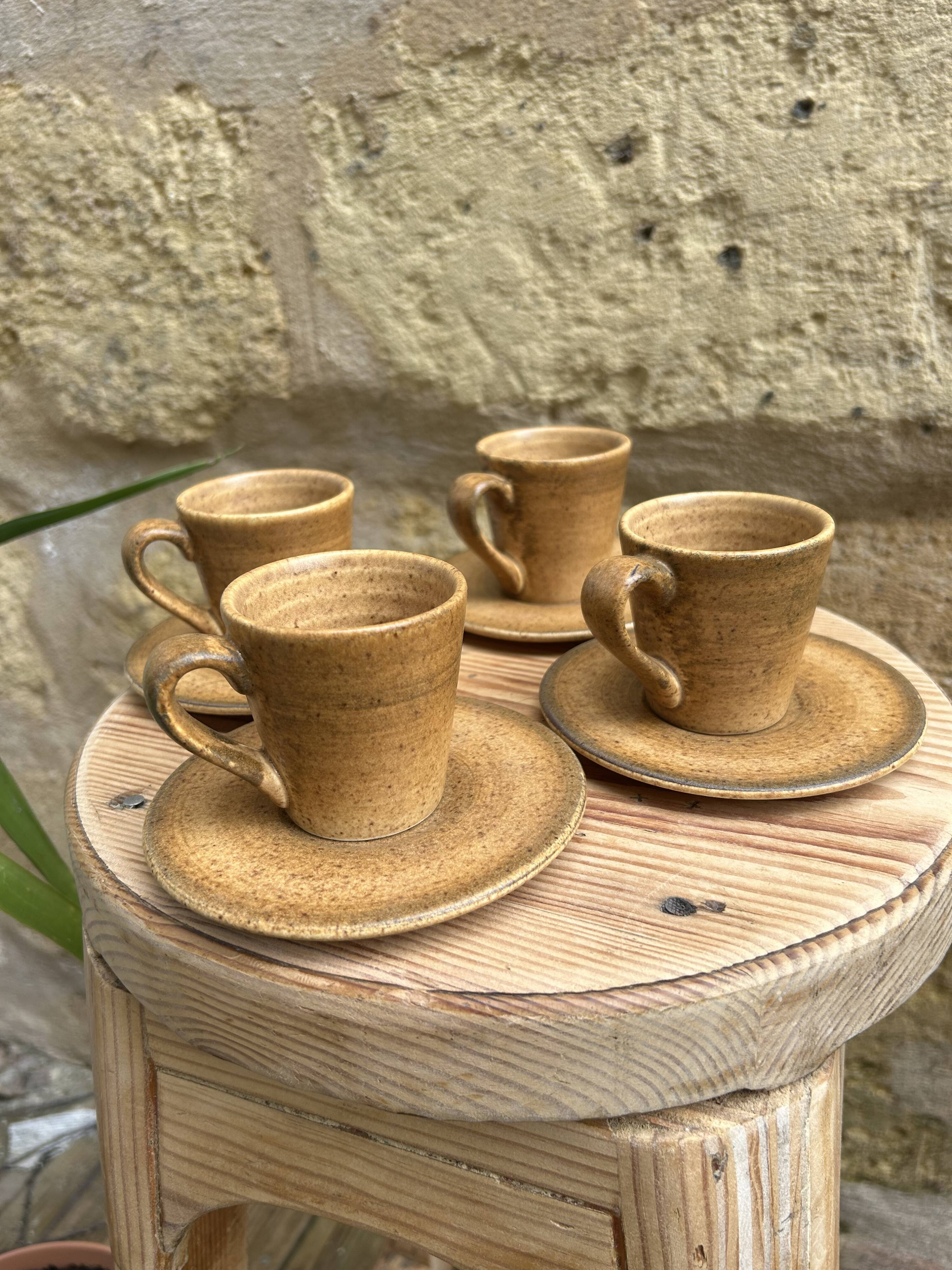 Set of 4 coffee cups + Longchamp stoneware plates