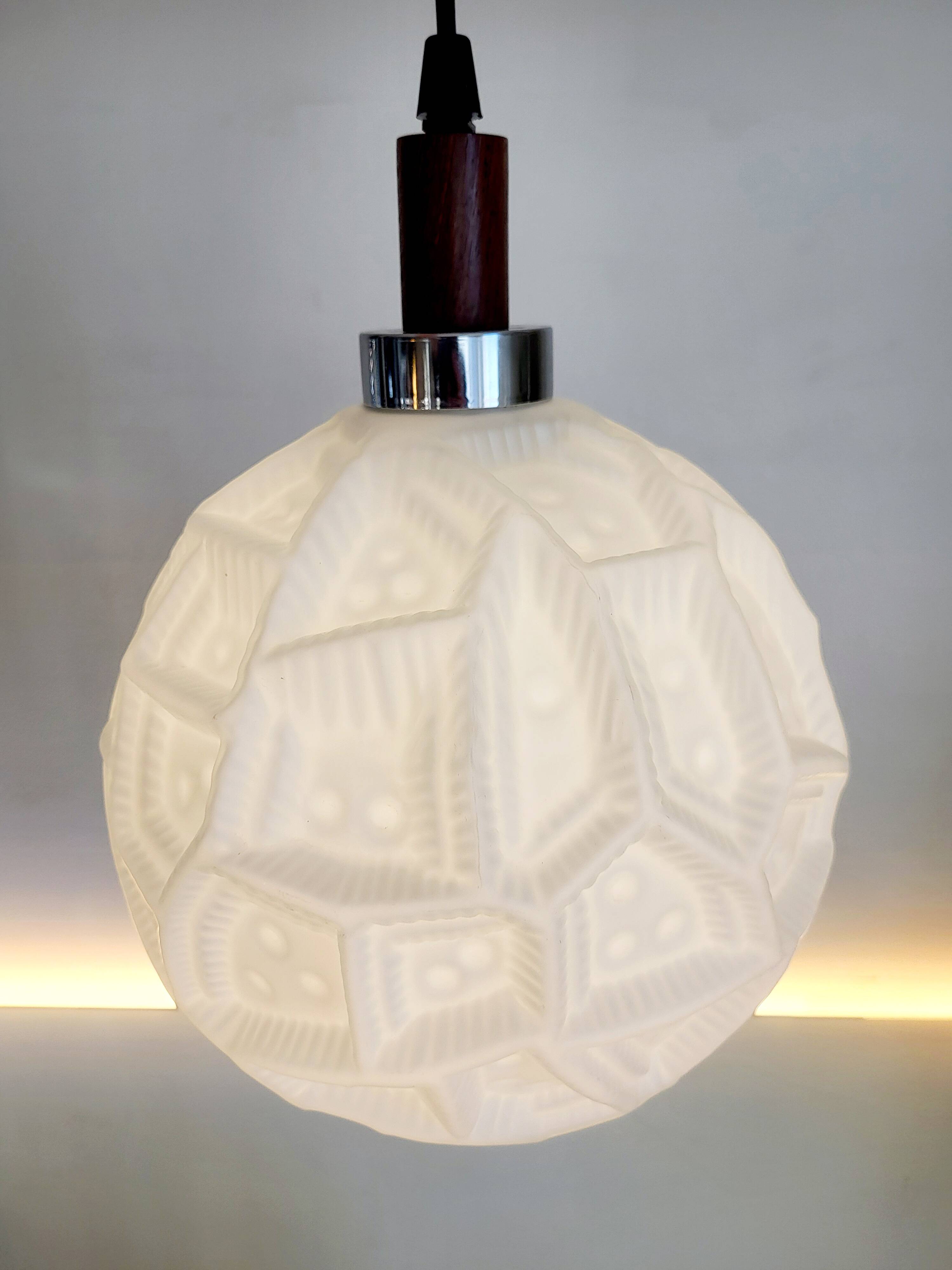 Lampe à suspension vintage, vermoedelijk Peill & Putzler, verre opalin avec relief