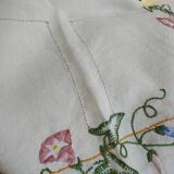 Nappe ancienne en lin brodée de fleurs