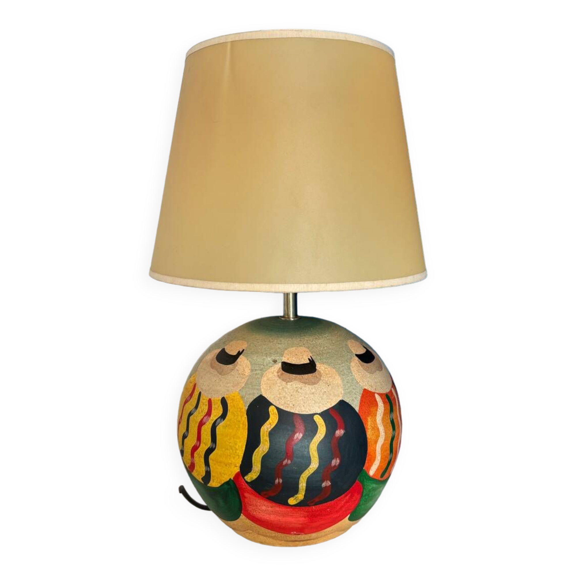 Ceramic table lamp representing women in hats on the sand.