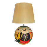 Lampe de table cermique representant des femme a chapeau dans le sable