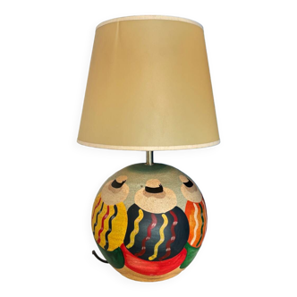 Ceramic table lamp depicting women with hats in the sand