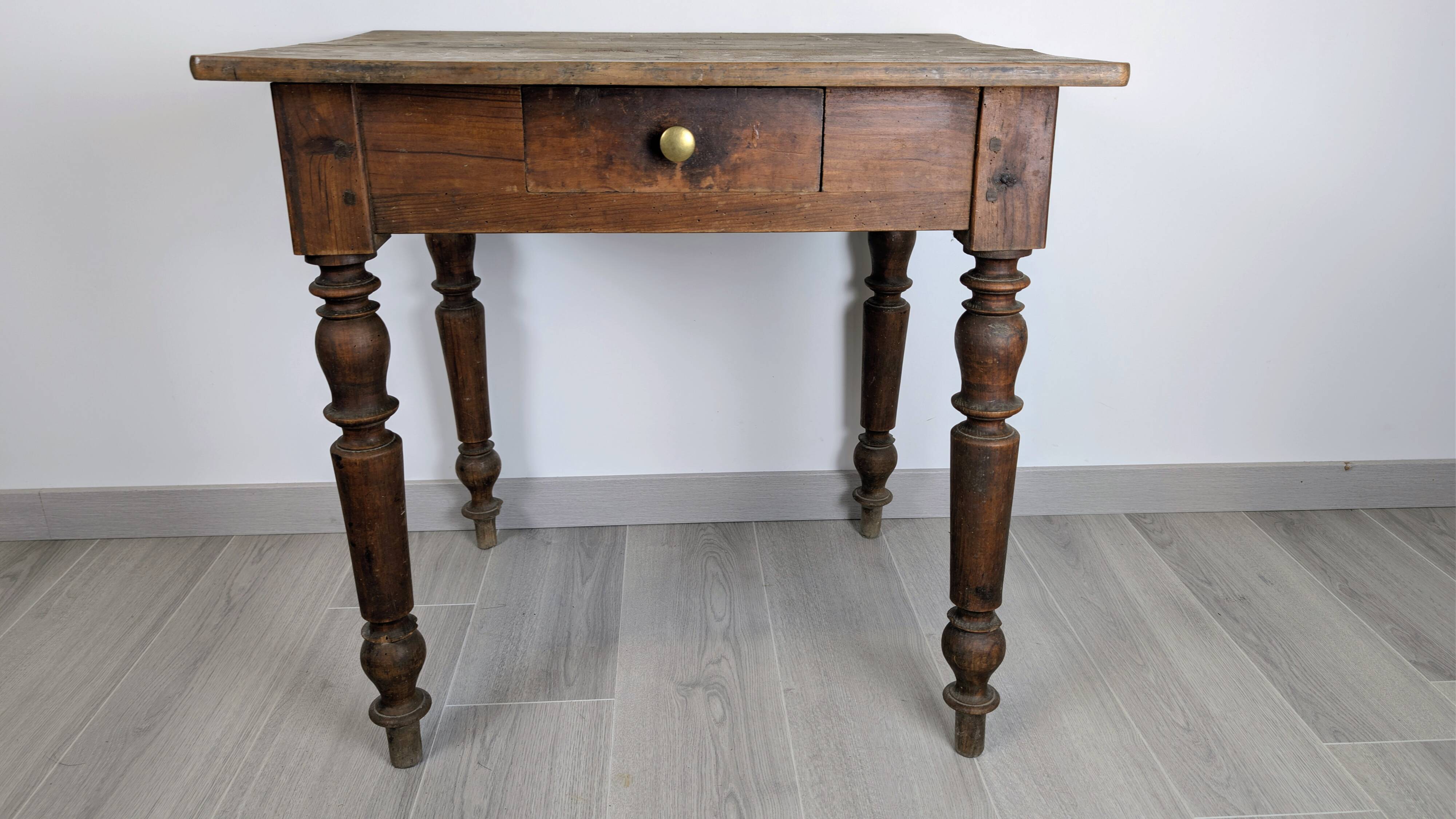 Writing table Napoleon III in solid wood – Authentic charm of the 19th century