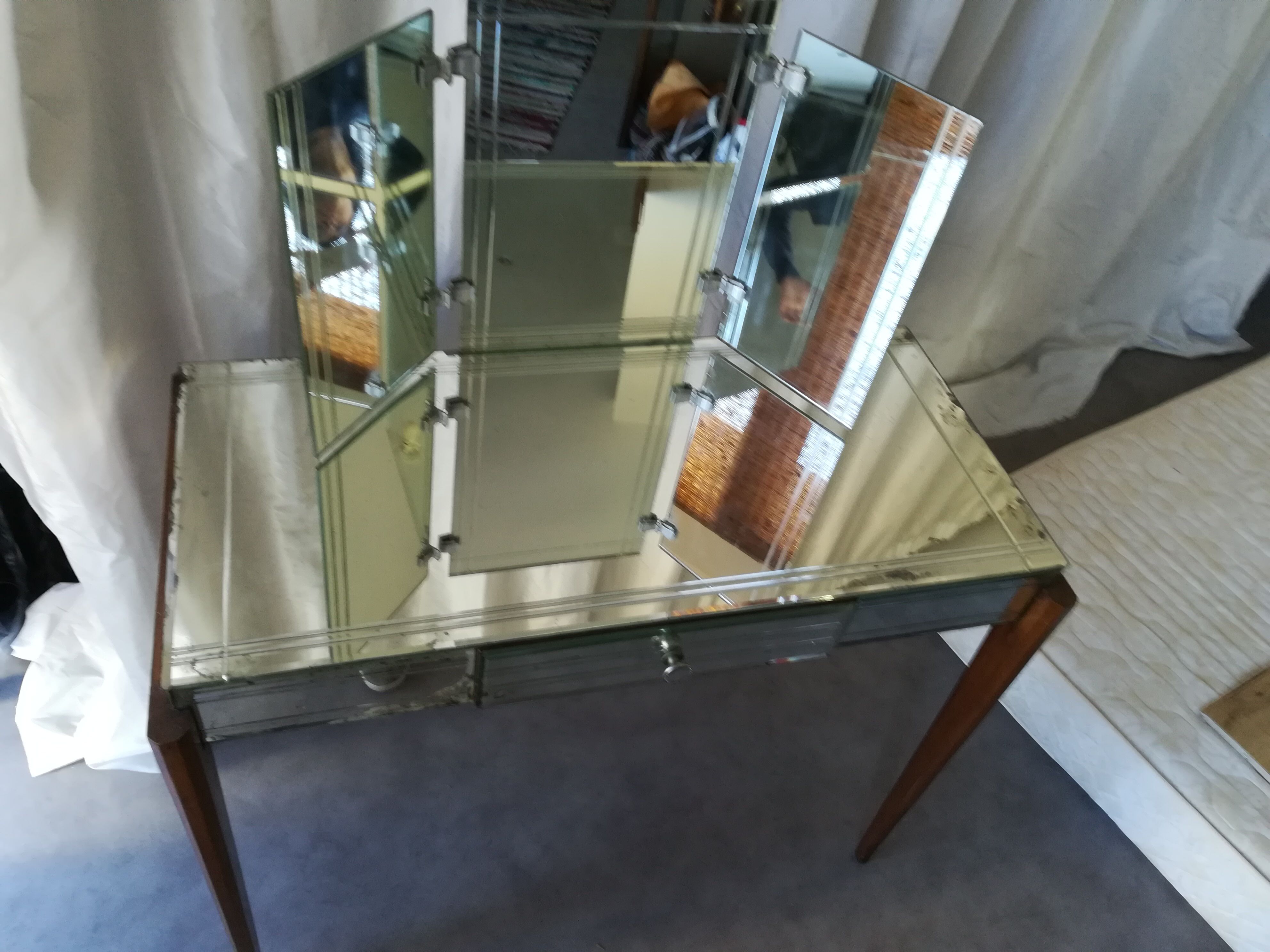 Venetian dressing table
