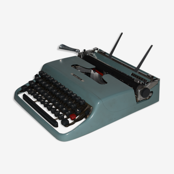 Olivetti Lettera 22 typewriter