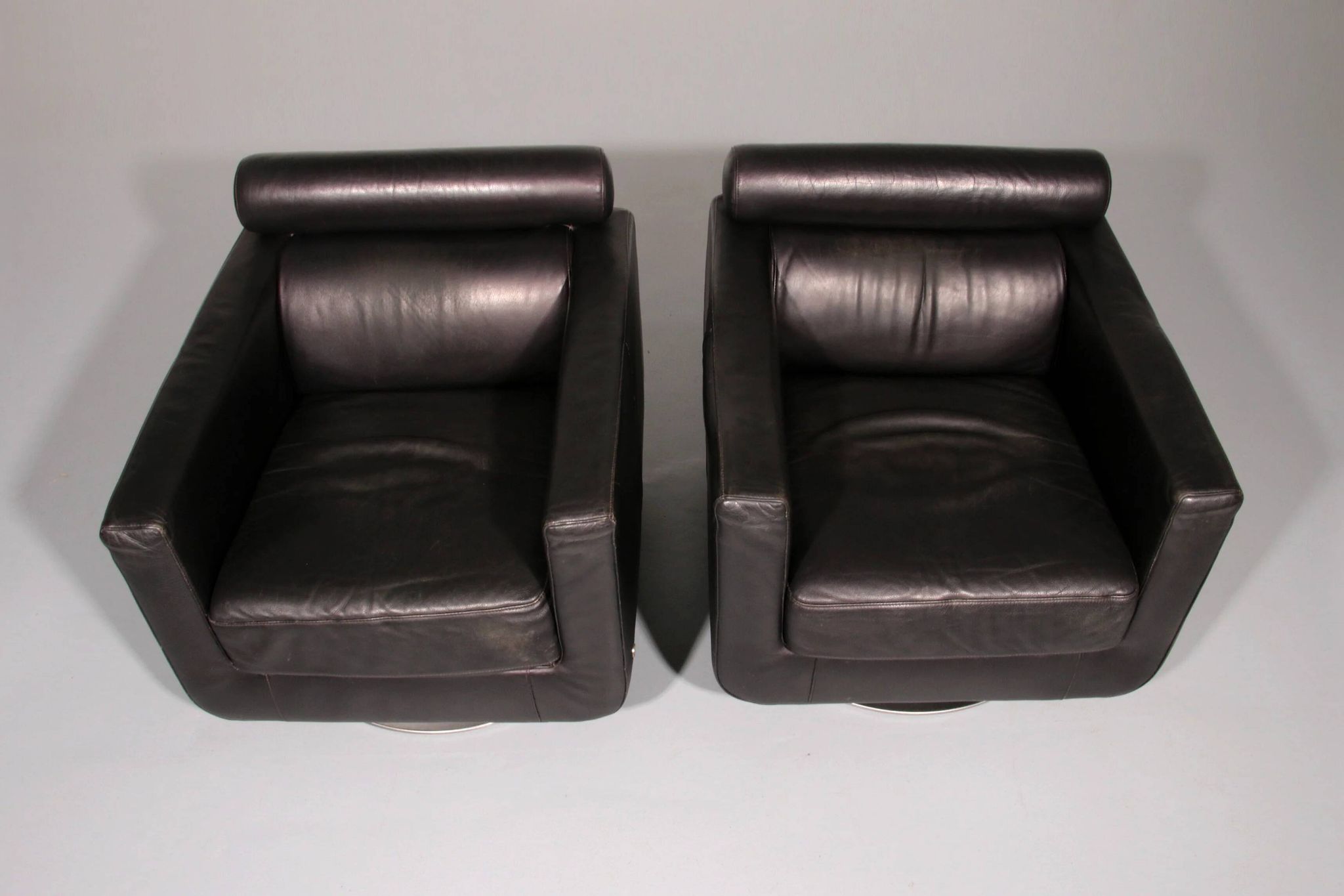 Italian modern leather swivel lounge chair steel by Natuzzi, Italy 1970