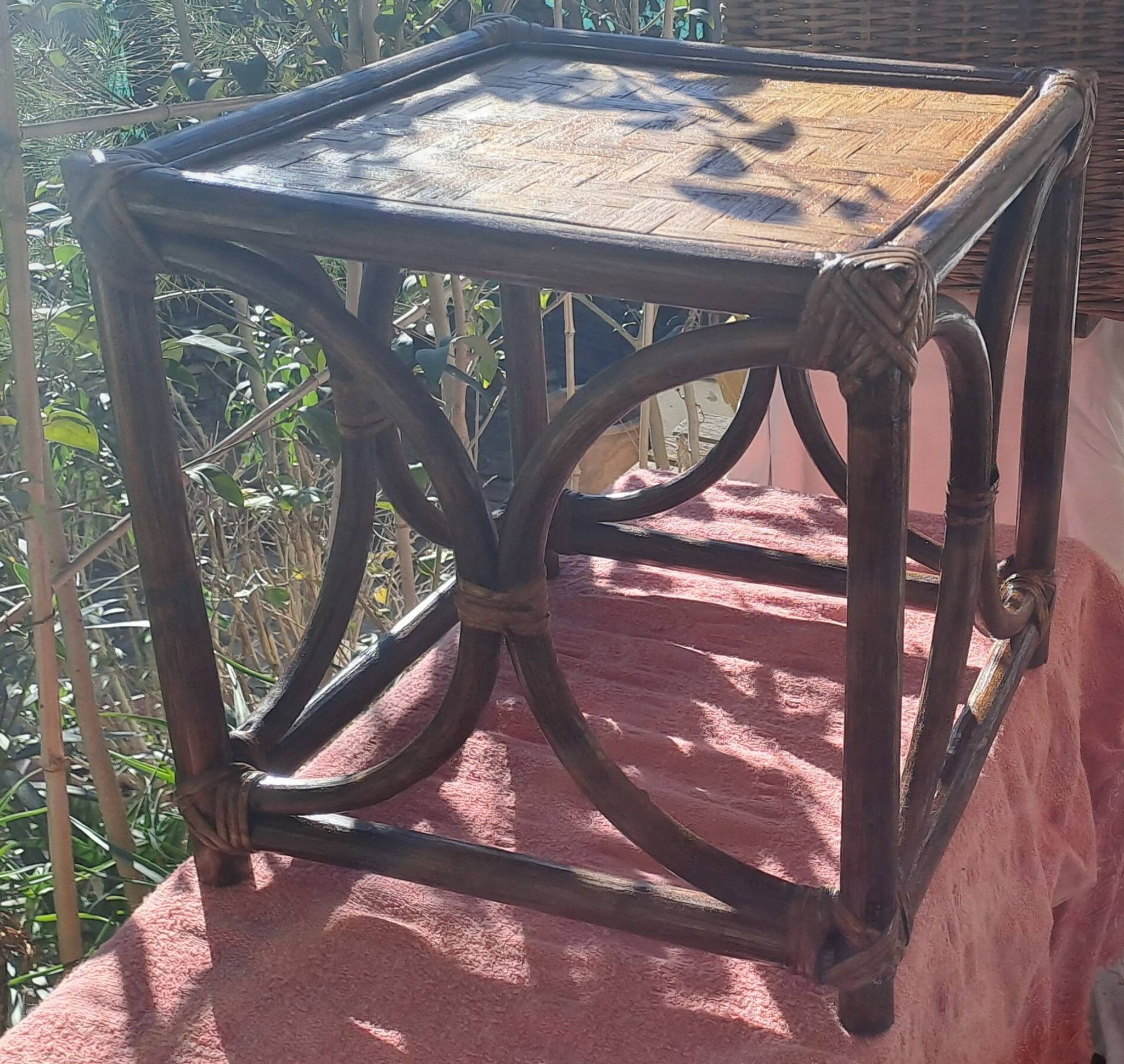 Table basse en bambou coloris miel vernissé Pier Import 1980