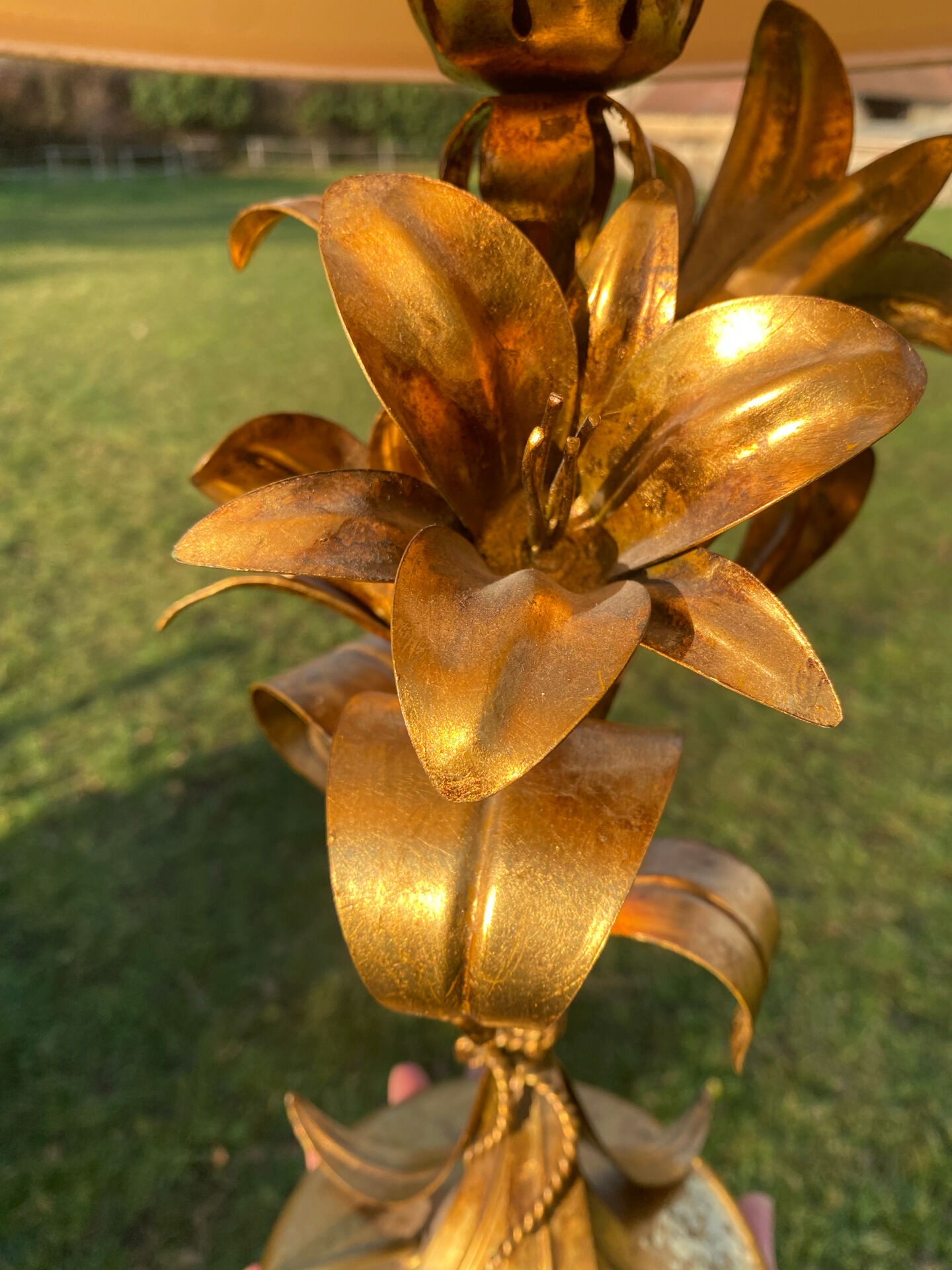 Lampe vintage dorée bouquet de lys Flor Art