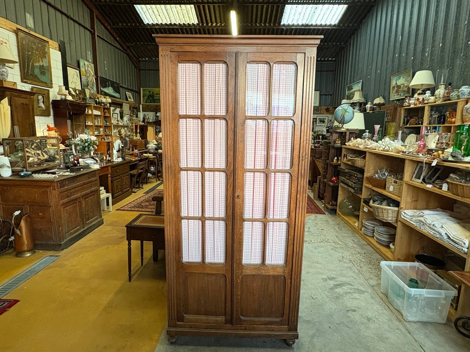 Ancienne Armoire parisienne vitrée en bois