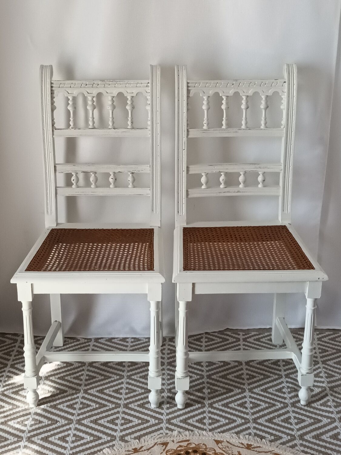 Paire de chaises Henri II blanches cannage