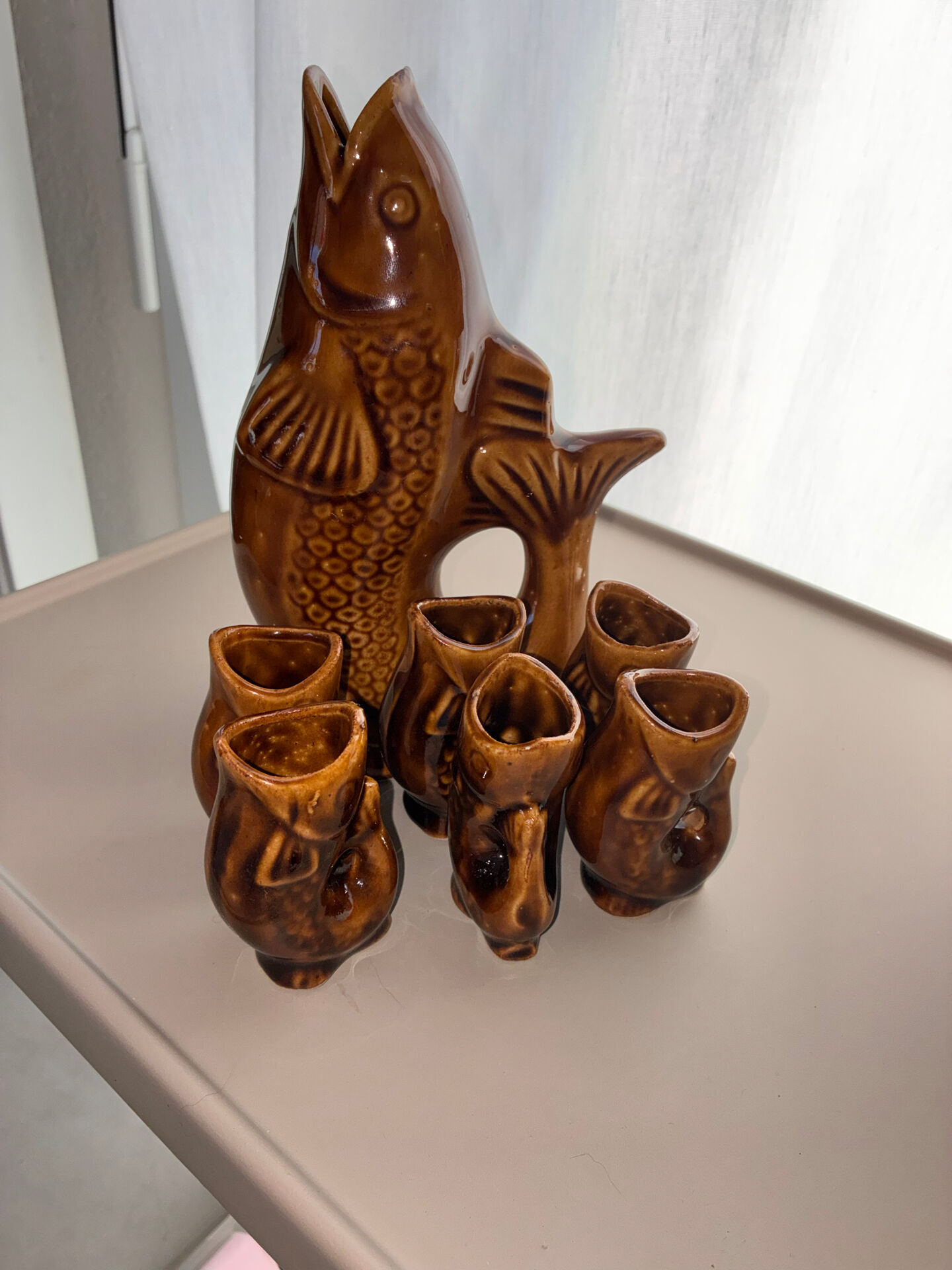 Vintage "Famille Carpe" liqueur set in amber ceramic – 7 pieces