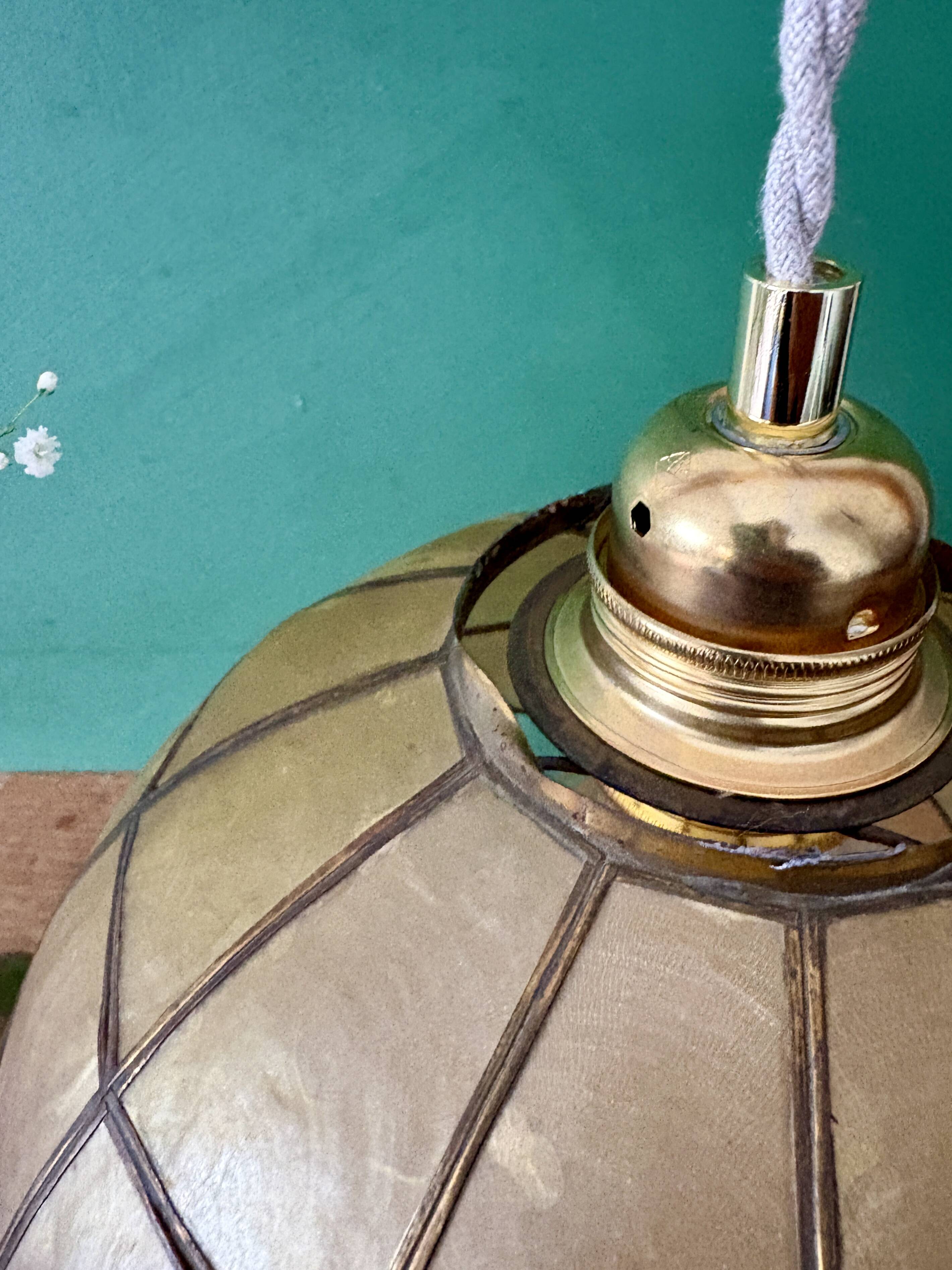 Vintage pendant light in mother-of-pearl and brass