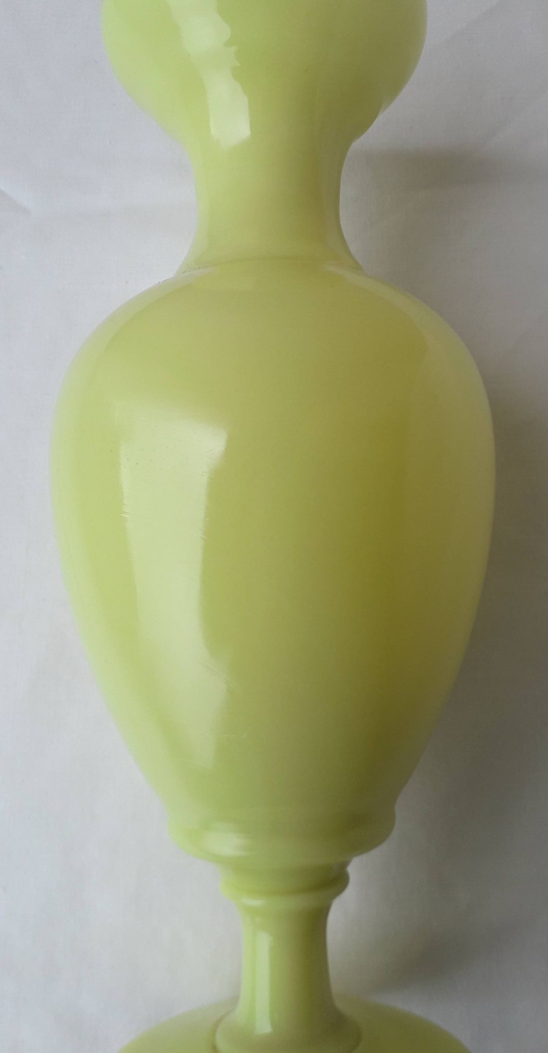 Vase en opaline jaune
