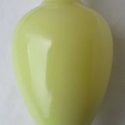 Vase en opaline jaune