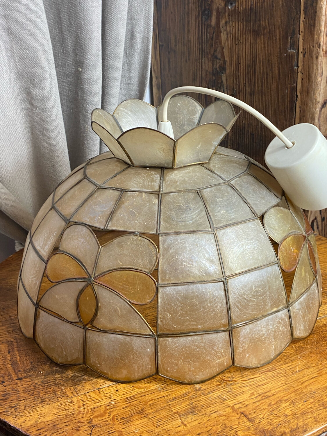 Mother-of-pearl and brass pendant with floral decoration.