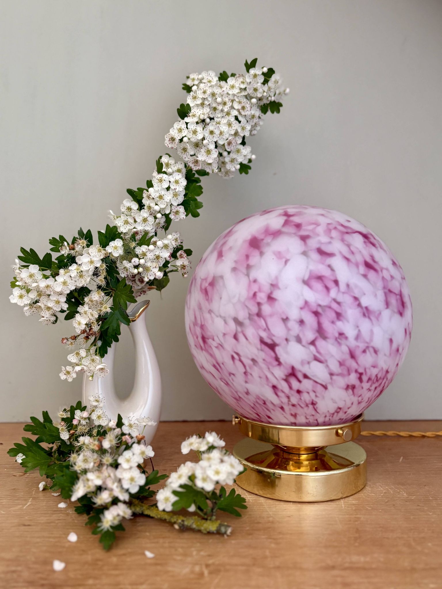 Lampe à poser globe vintage en verre rose et blanc