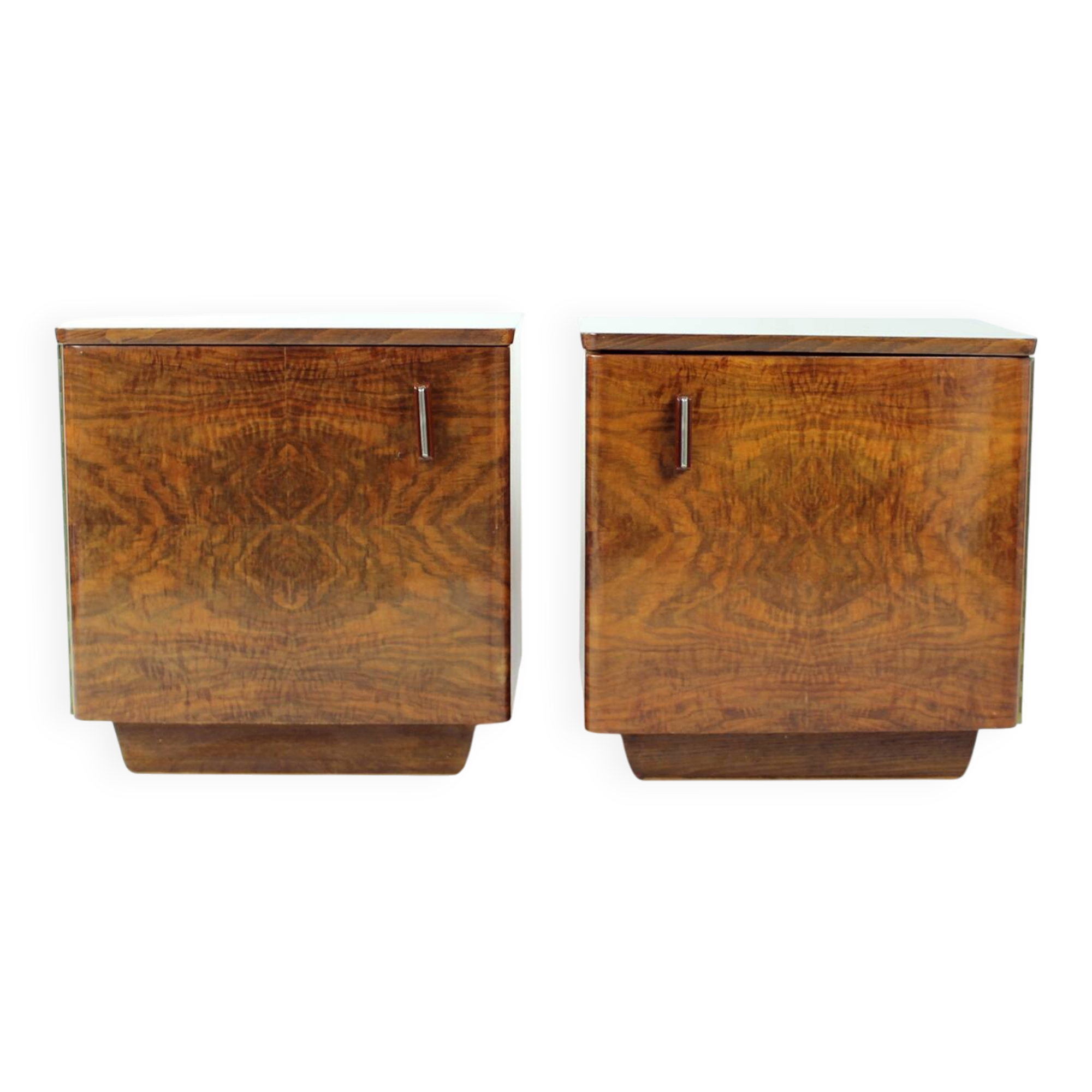 Tables de chevet cubiques du milieu du siècle en noyer, Tchécoslovaquie, années 1960, lot de 2