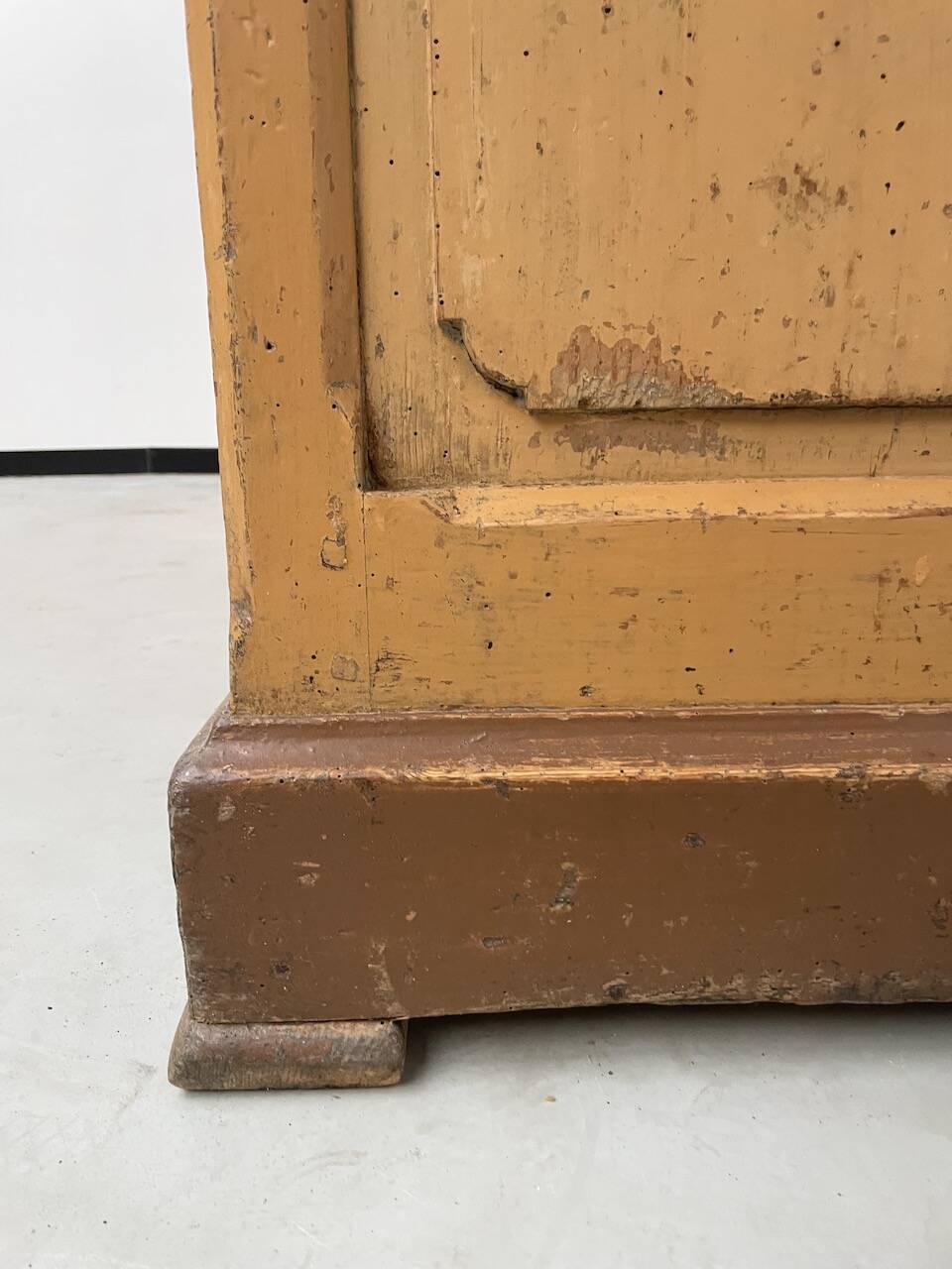 Yellow patina commercial counter from the 50s