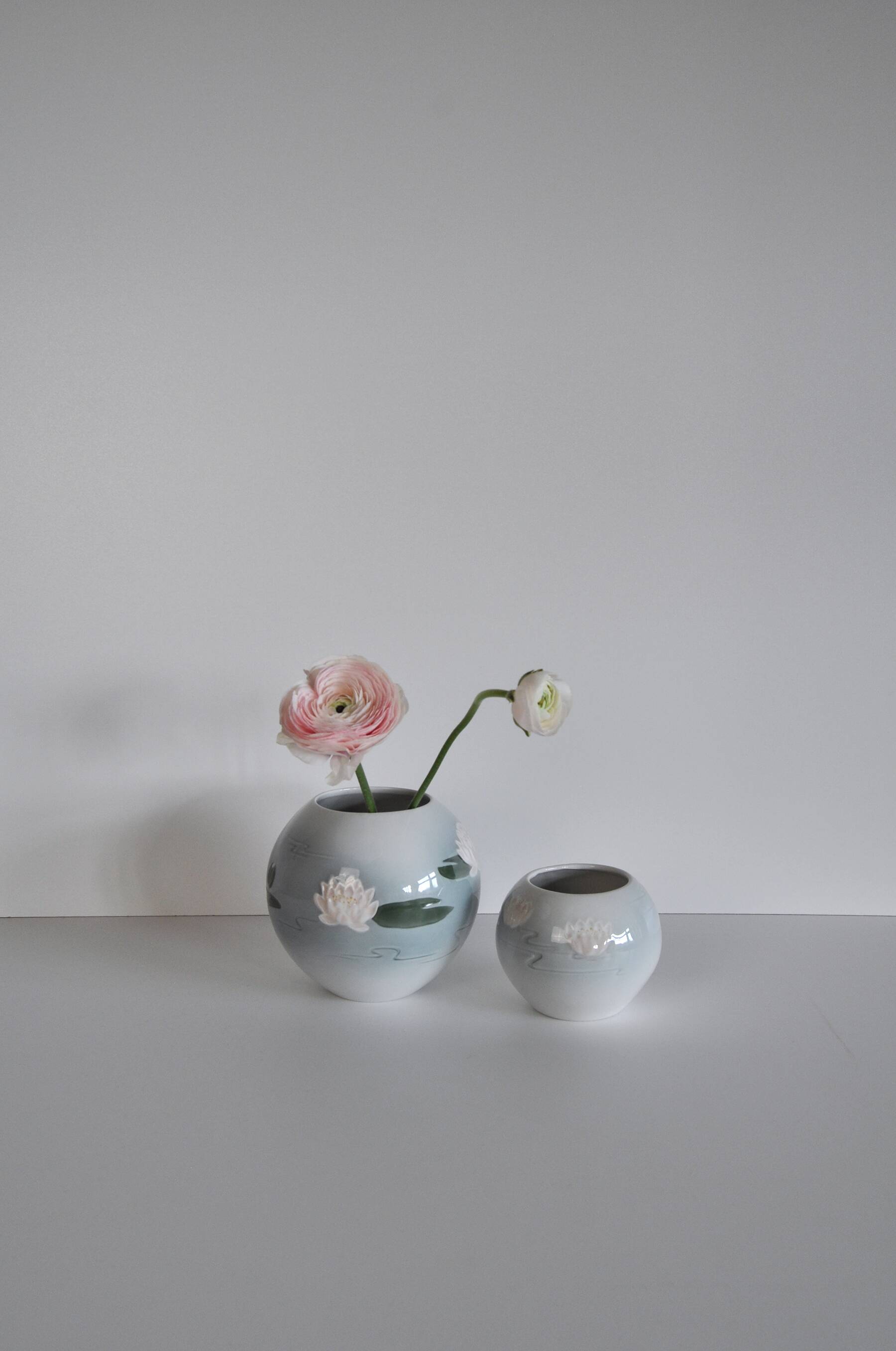 Vases de Bing & Grøndahl de la série Nénuphar, début du 20e siècle.