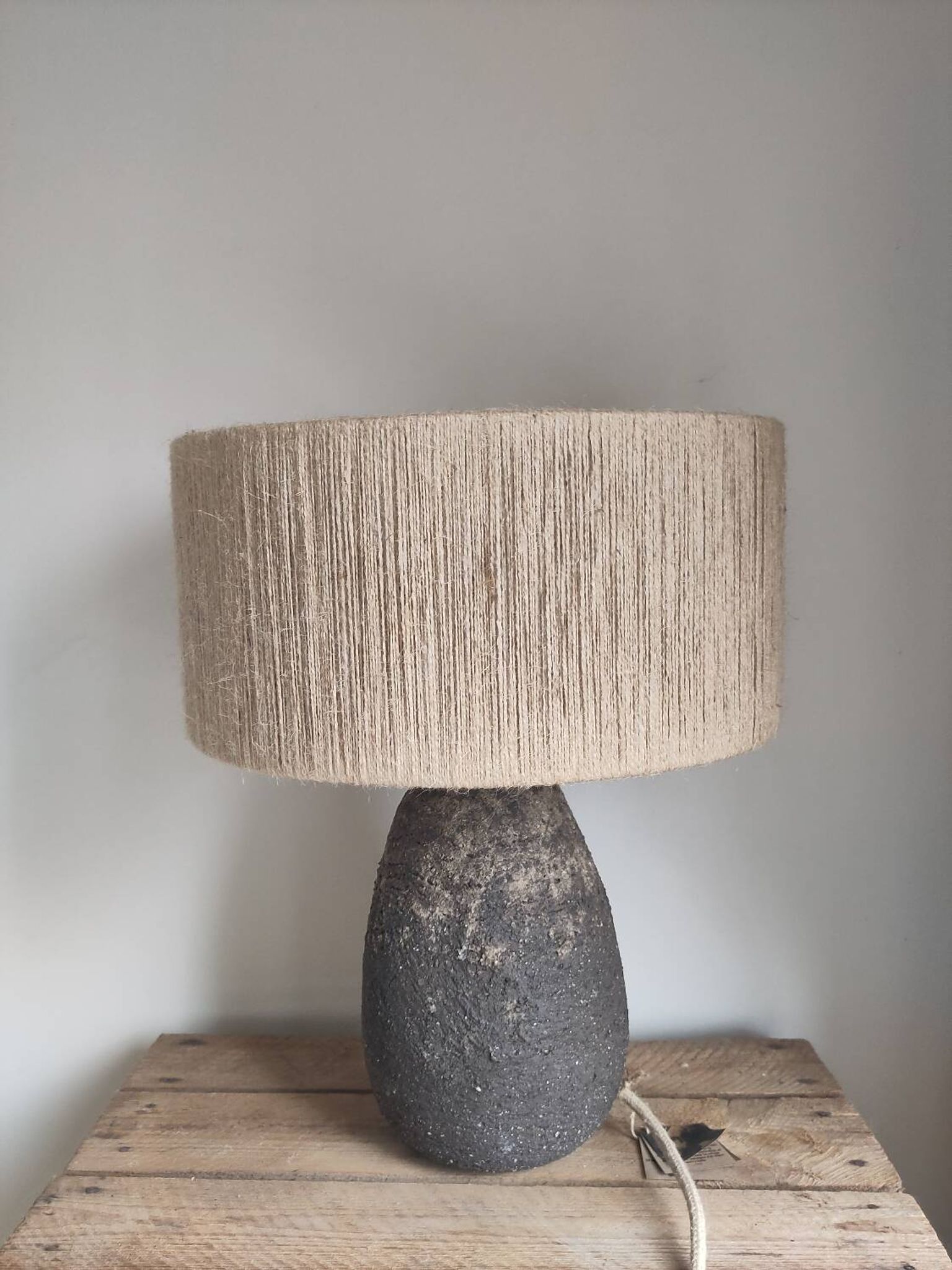 Lampe à poser en grès et jute naturelle