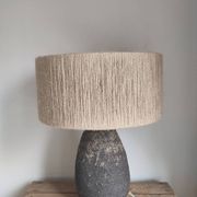 Lampe à poser en grès et jute naturelle
