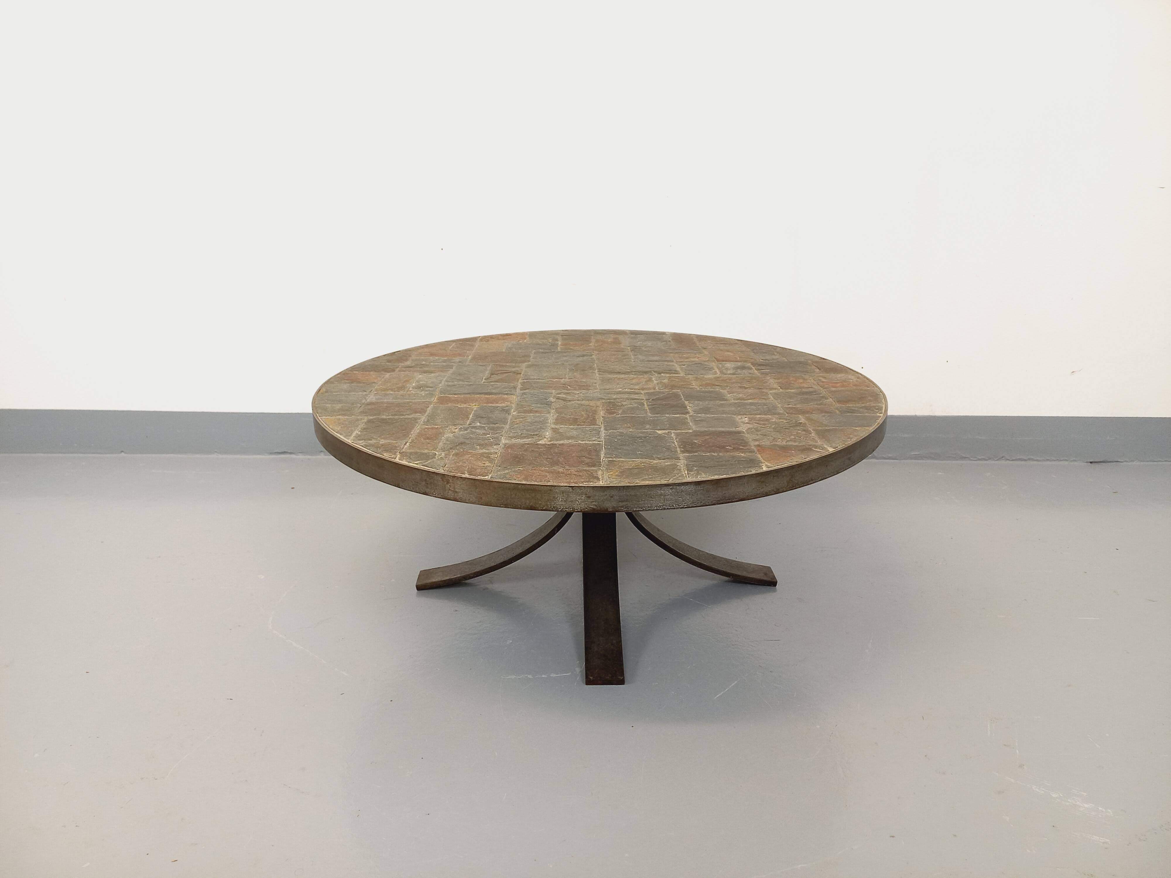 Vintage brutalist round coffee table in metal and slate from the 70s