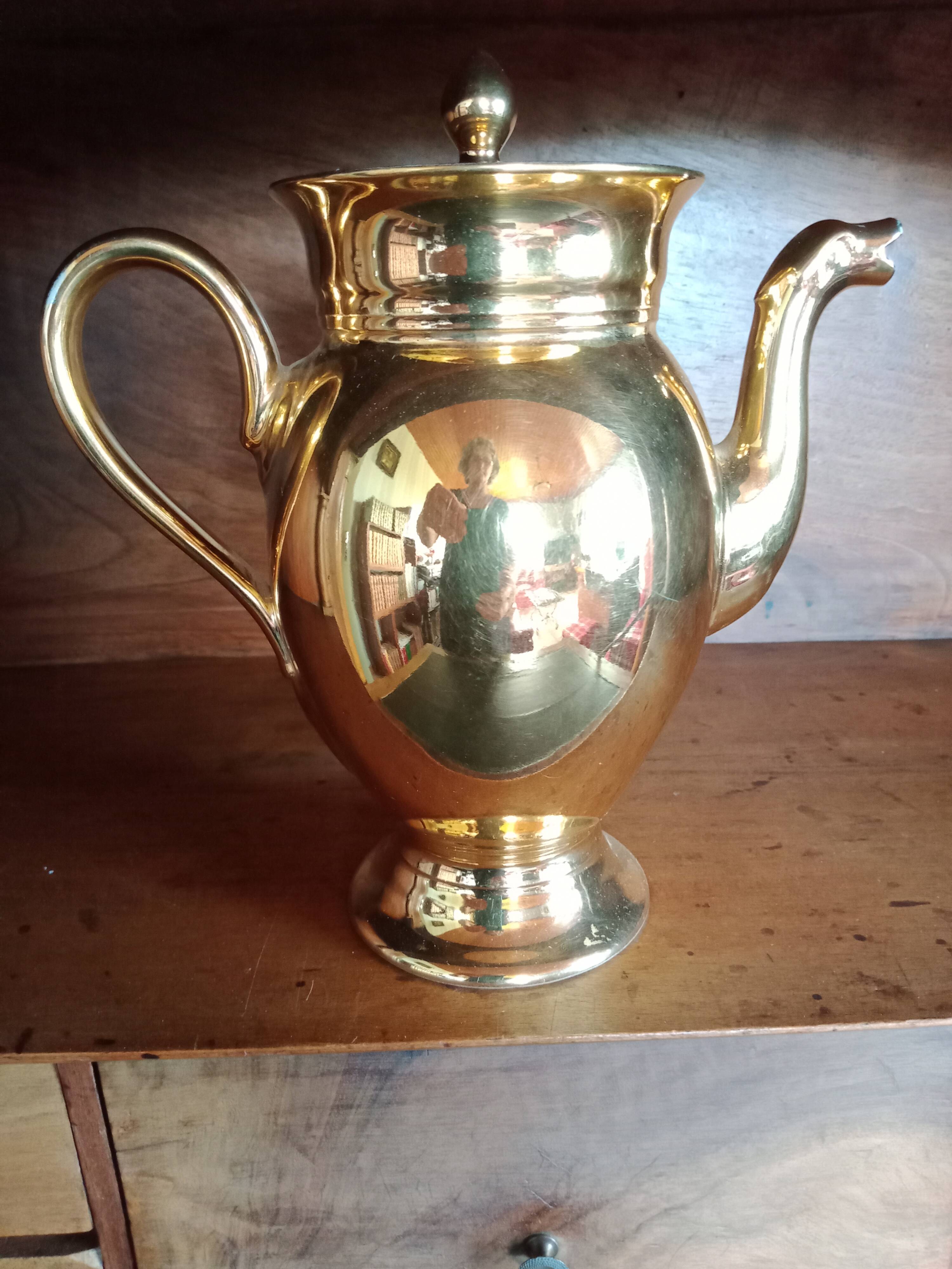 Chimera spout coffee pot in porcelain covered with gilding, Delvaux Paris